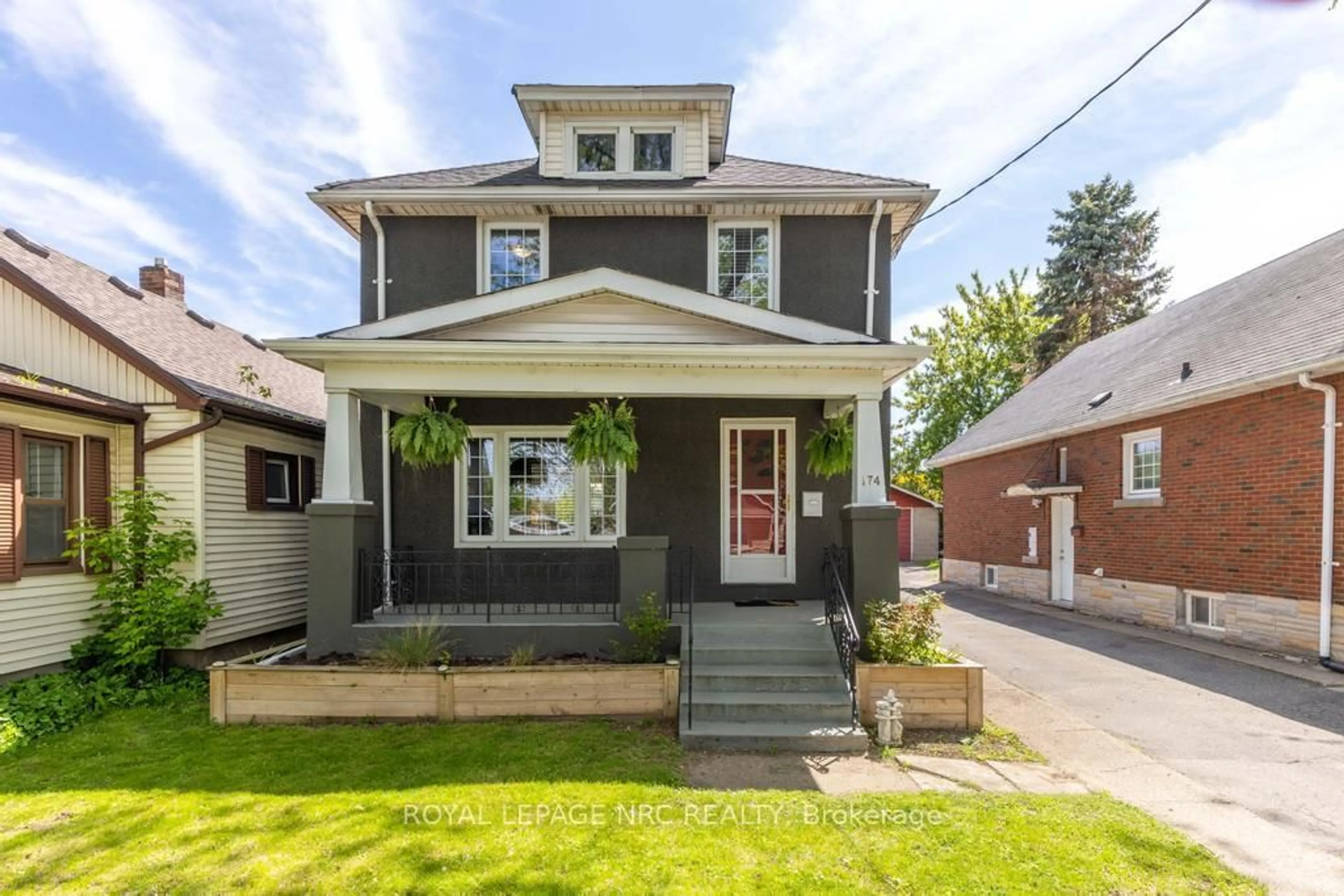 Home with brick exterior material, street for 174 York St, St. Catharines Ontario L2R 6G2