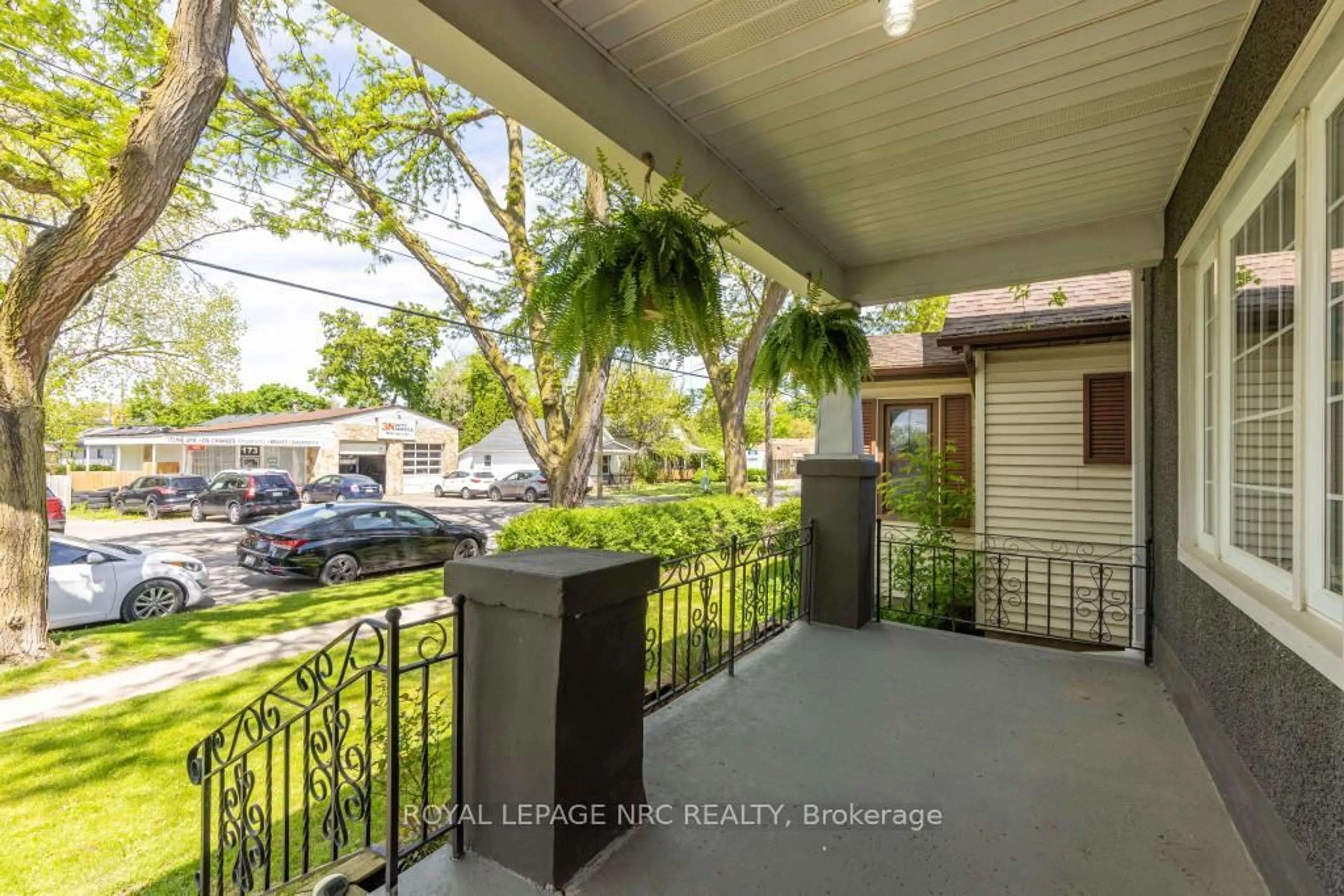 Patio, street for 174 York St, St. Catharines Ontario L2R 6G2