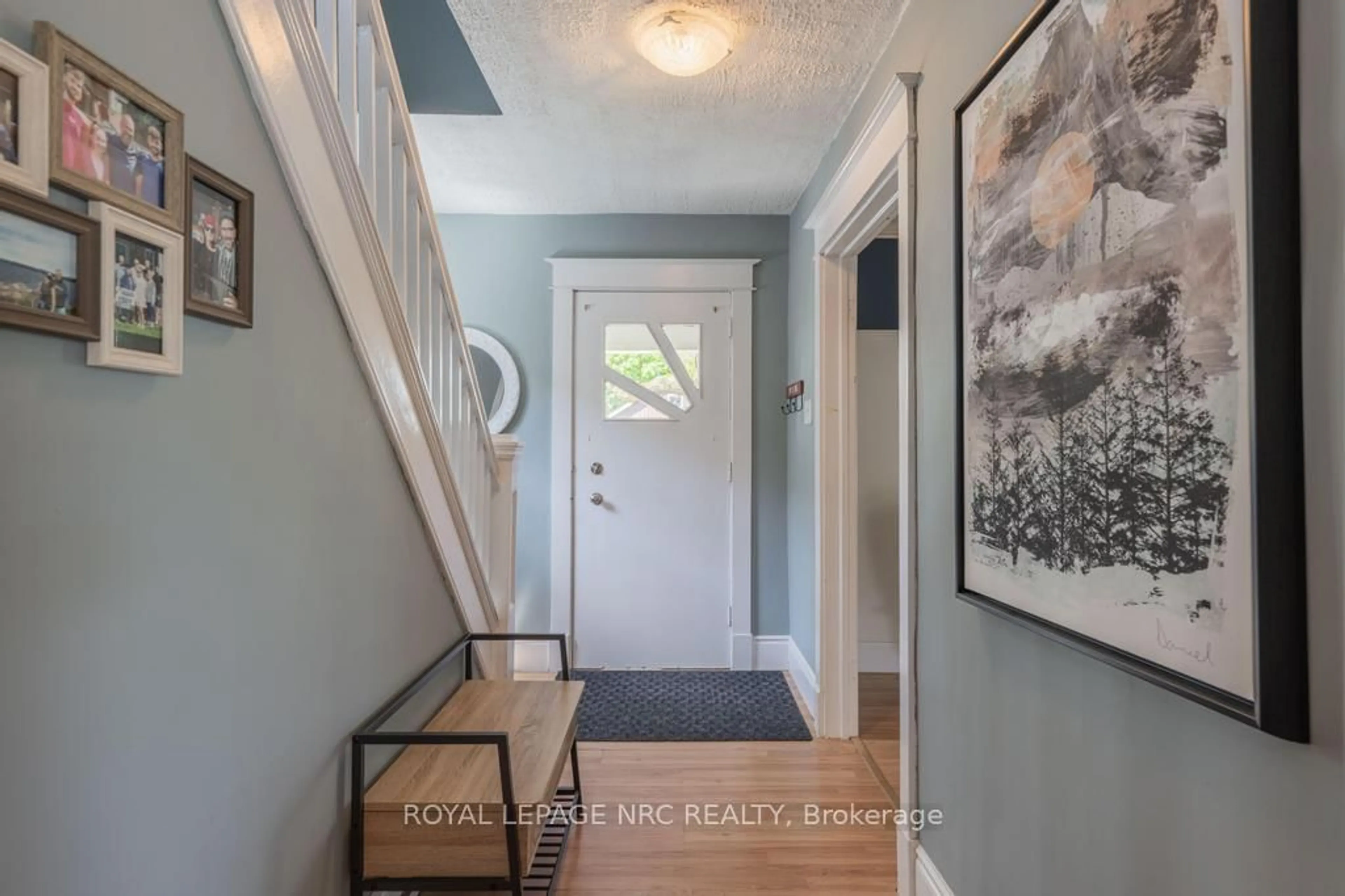 Indoor entryway for 174 York St, St. Catharines Ontario L2R 6G2