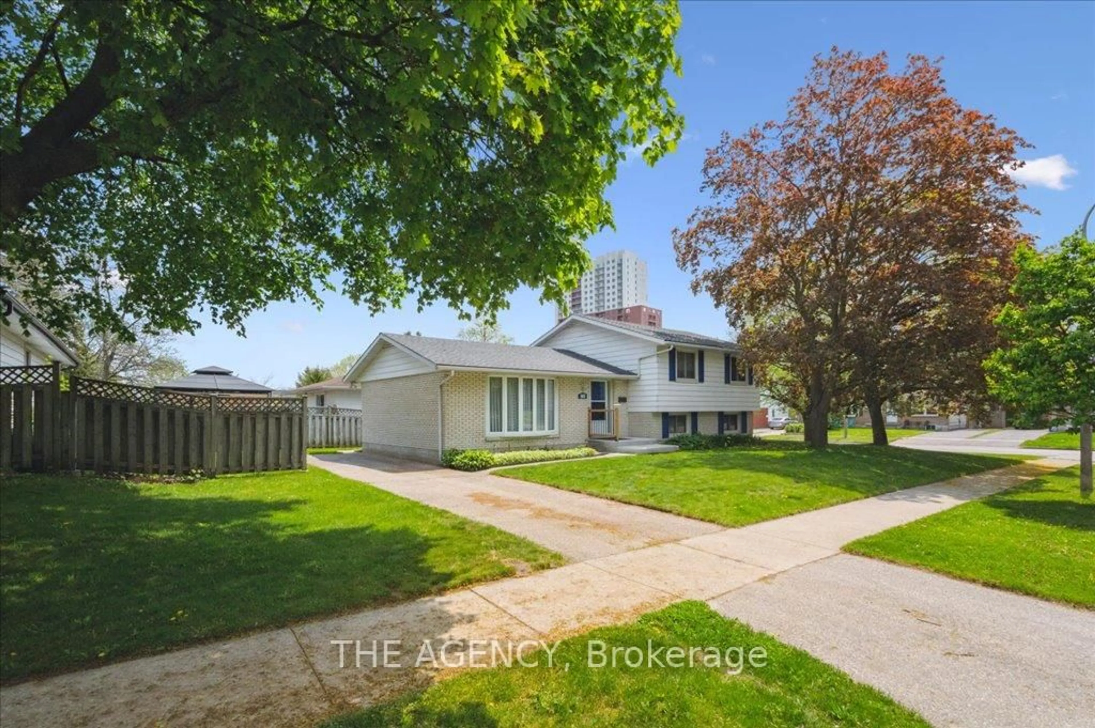 A pic from outside/outdoor area/front of a property/back of a property/a pic from drone, street for 148 Pepperwood Cres, Kitchener Ontario N2A 2R3