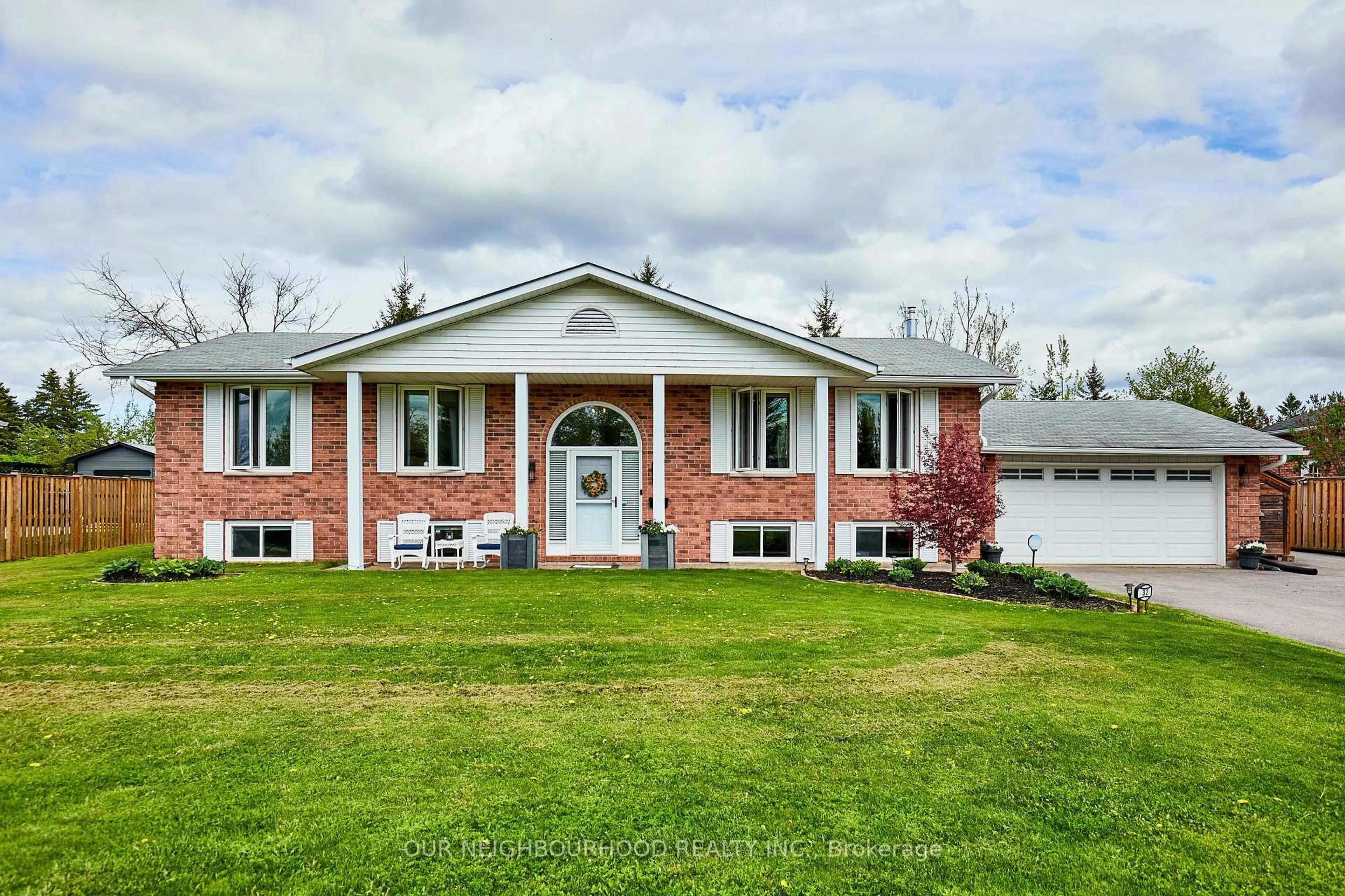Home with brick exterior material, unknown for 32 Blue Water Ave, Kawartha Lakes Ontario K9V 0K6