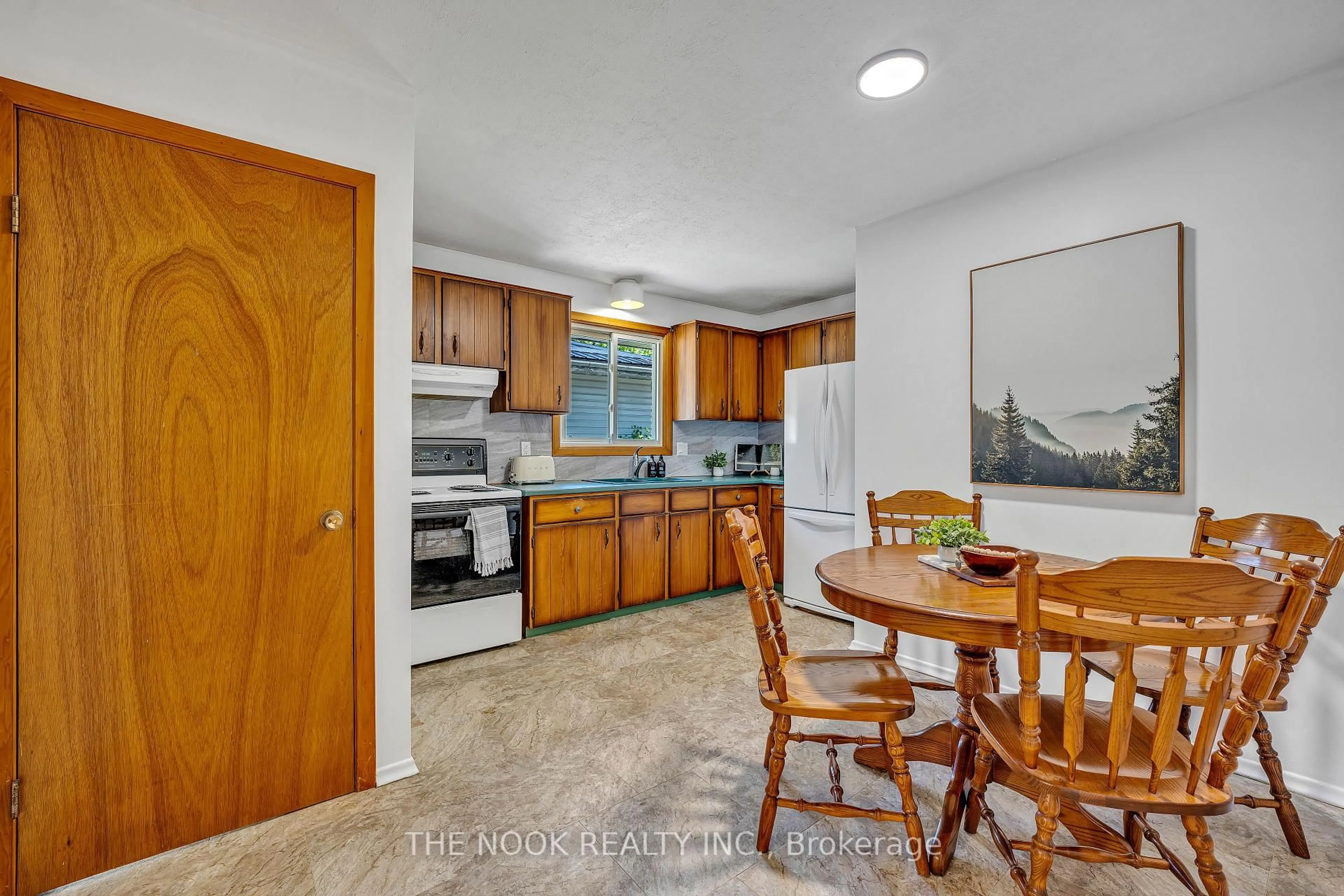 Standard kitchen, ceramic/tile floor for 21 Rideau Cres, Peterborough South Ontario K9J 1G7