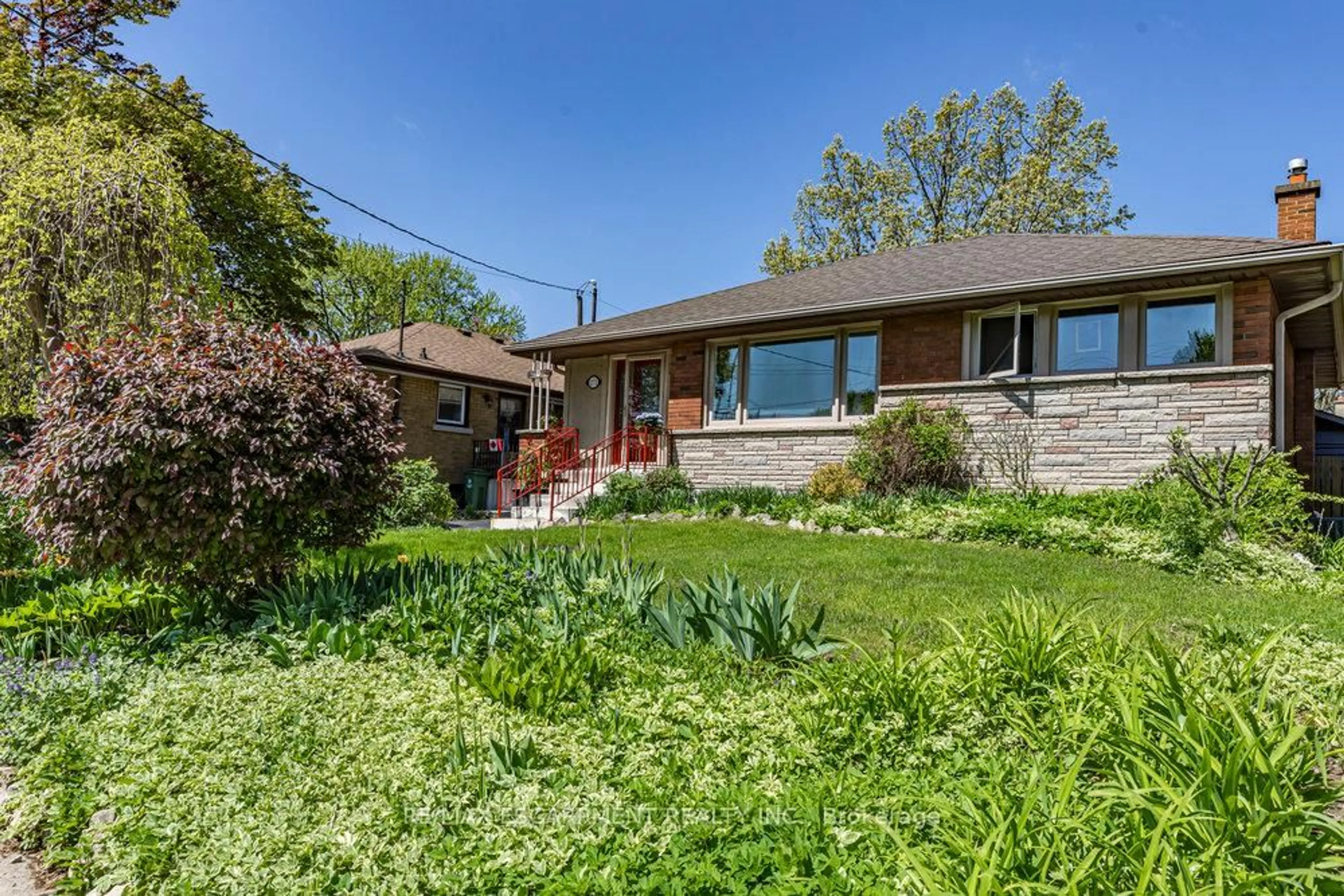 A pic from outside/outdoor area/front of a property/back of a property/a pic from drone, street for 272 Upper Paradise Rd, Hamilton Ontario L9C 5C2