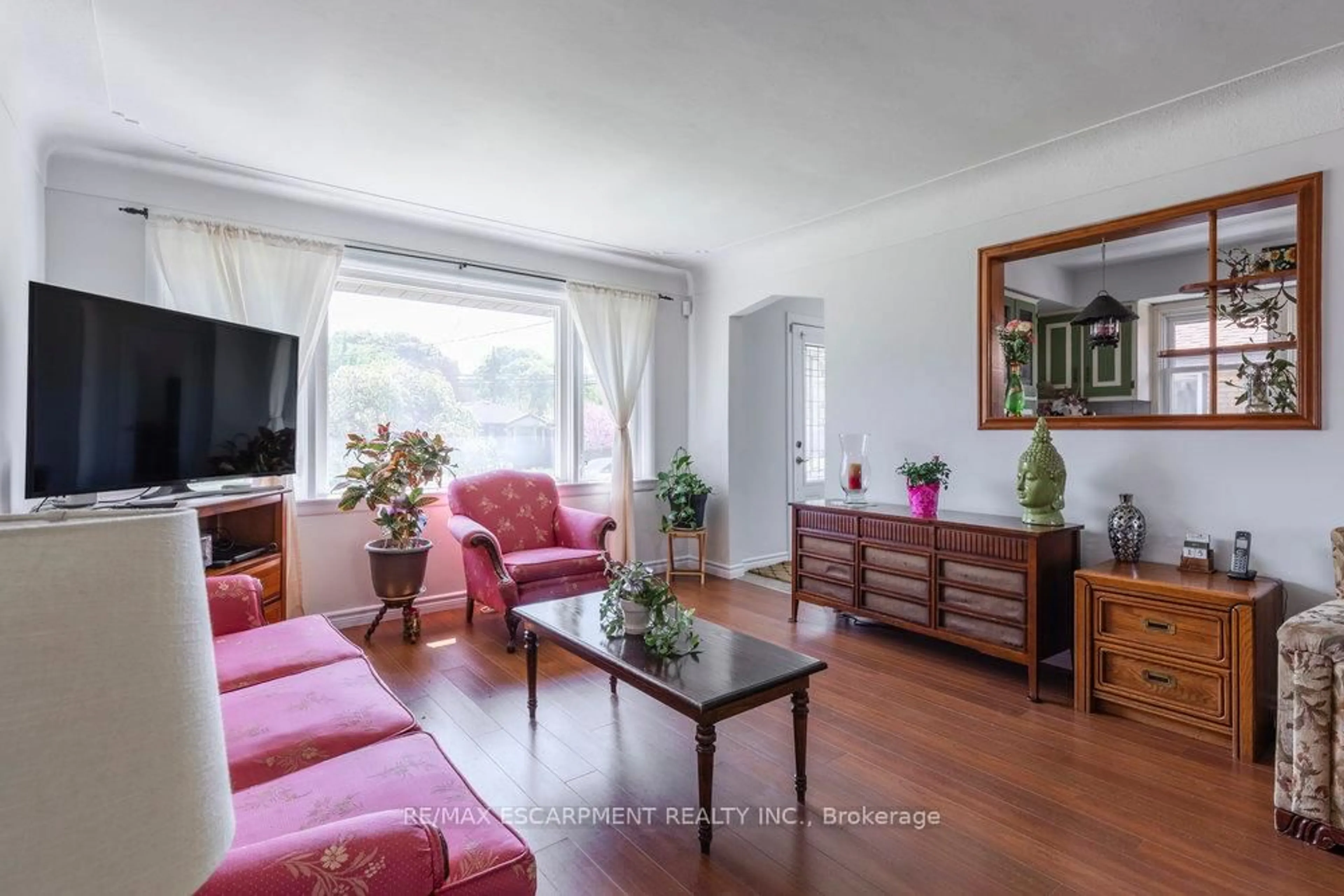 Living room with furniture, wood/laminate floor for 272 Upper Paradise Rd, Hamilton Ontario L9C 5C2