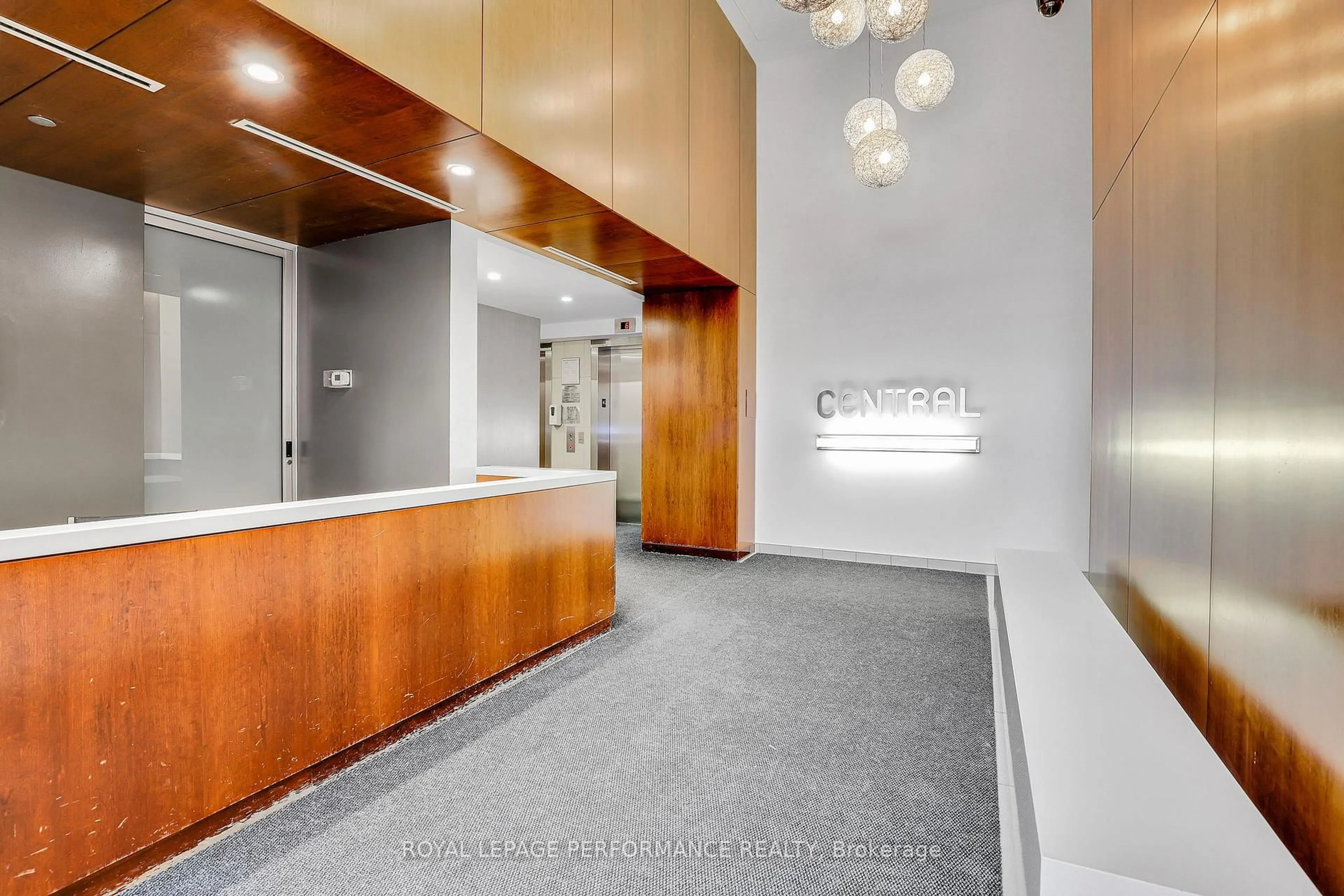 Indoor foyer for 354 Gladstone Ave #815, Ottawa Ontario K2P 0R4