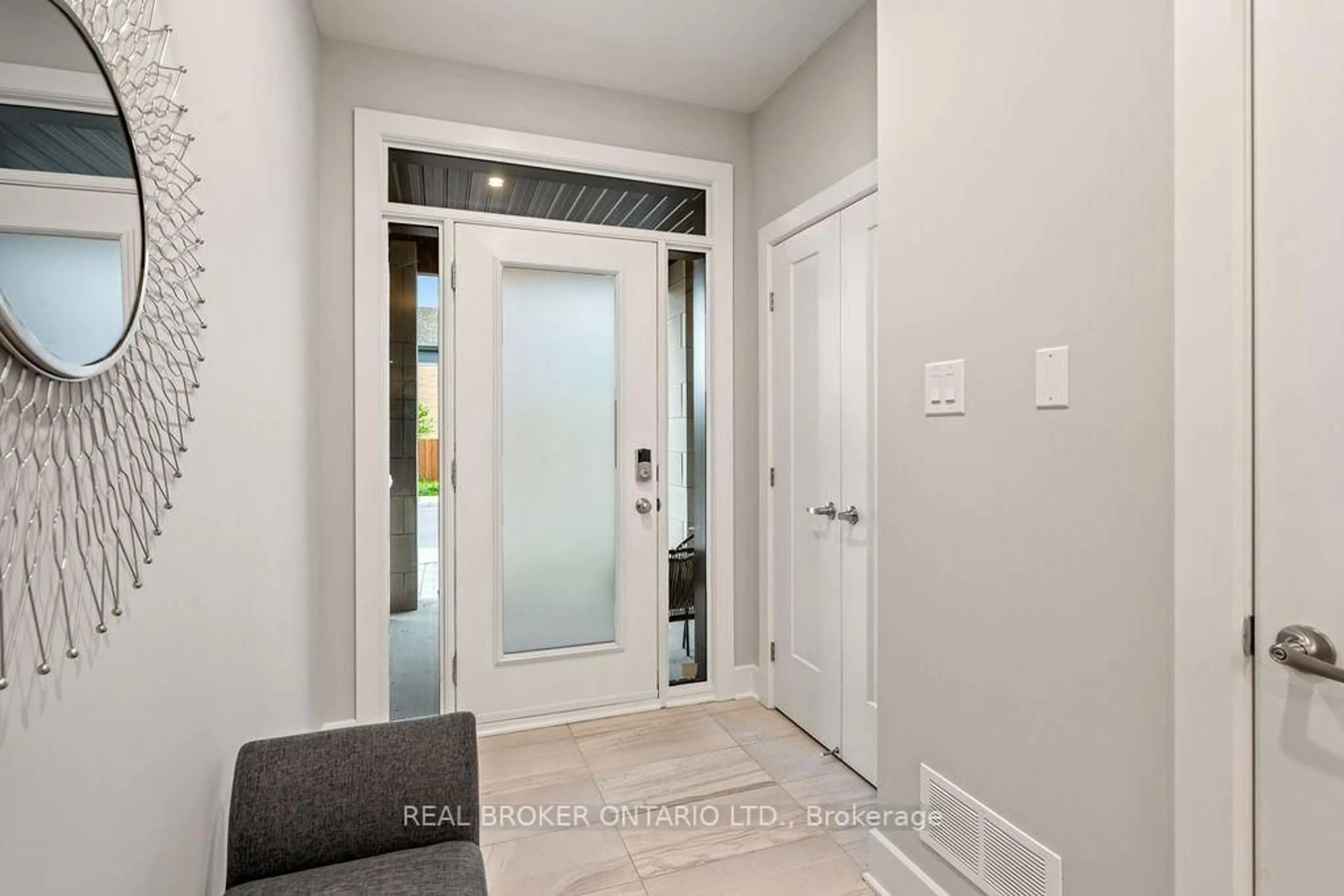 Indoor entryway for 105 Avro Circ, Ottawa Ontario K1K 3X7