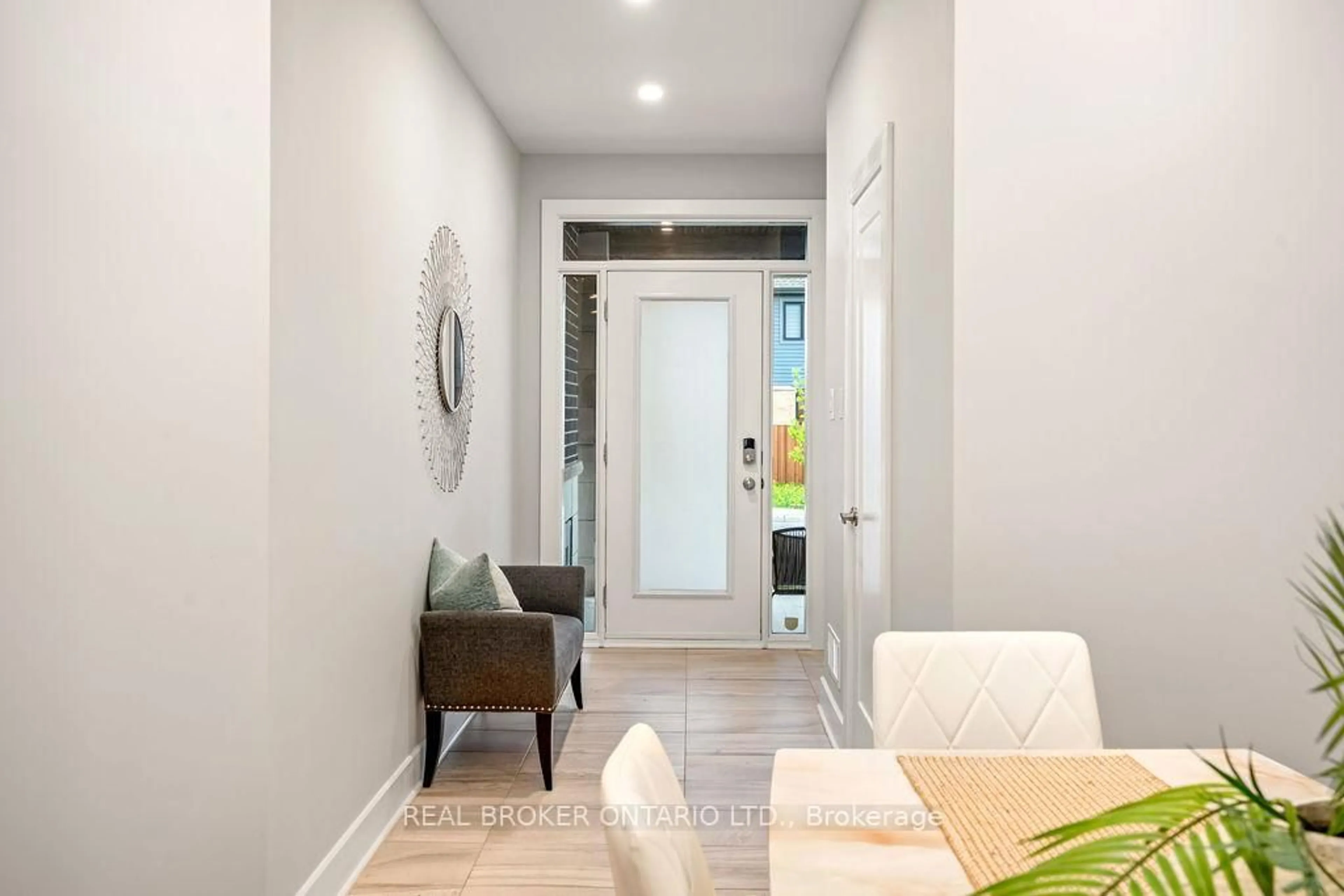 Indoor entryway for 105 Avro Circ, Ottawa Ontario K1K 3X7