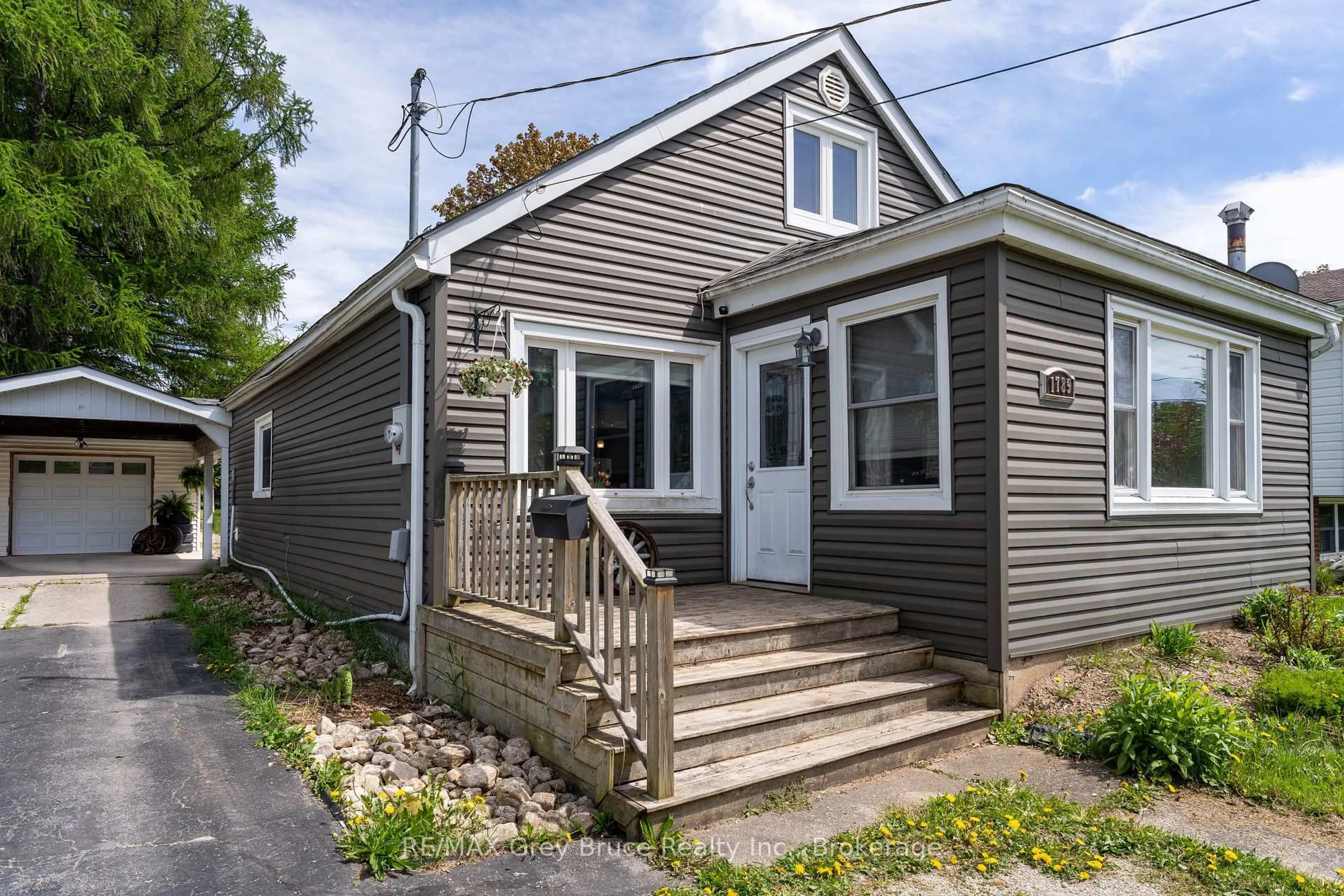 Home with vinyl exterior material, street for 1789 6th Ave, Owen Sound Ontario N4K 2V9