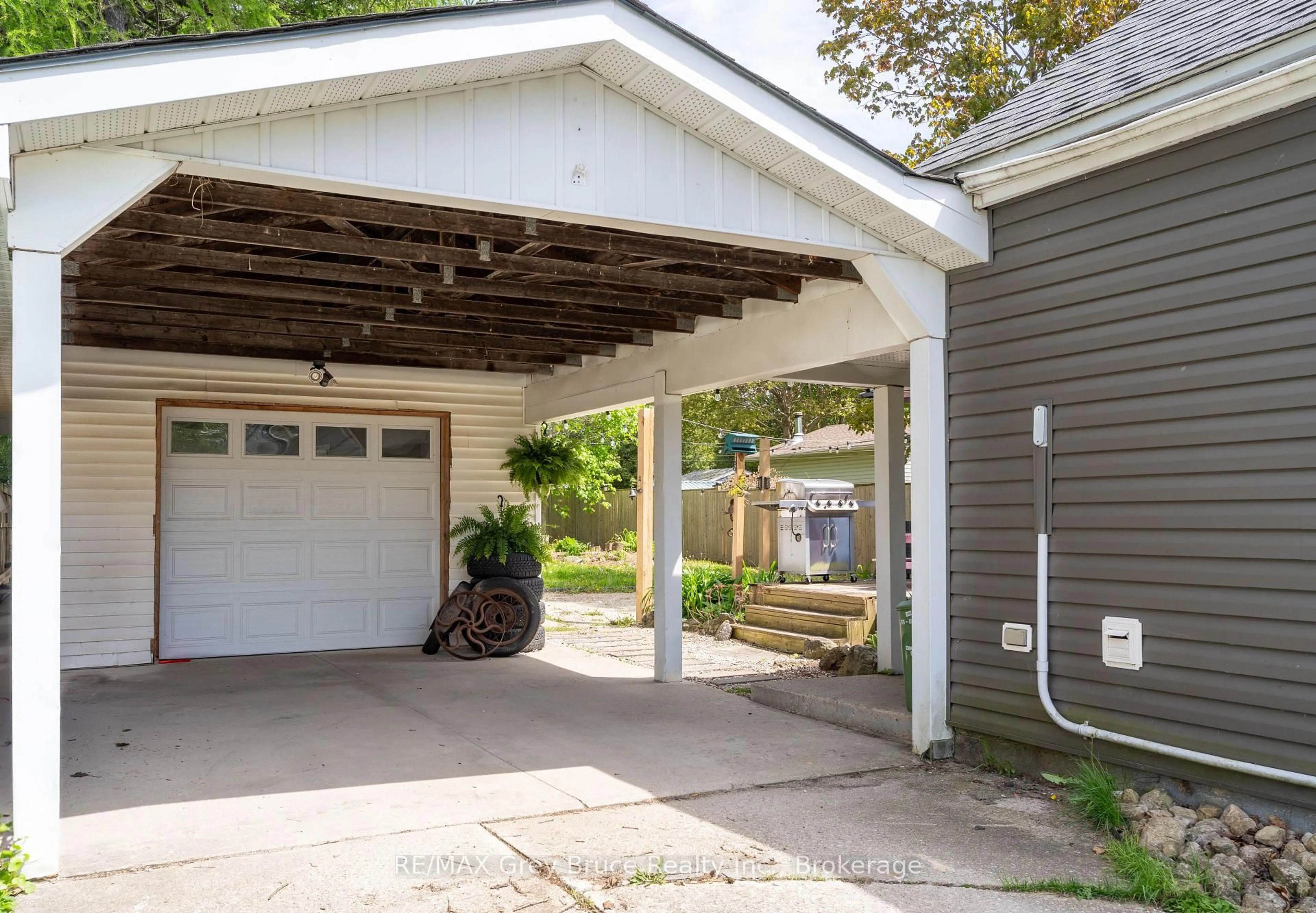 Indoor garage for 1789 6th Ave, Owen Sound Ontario N4K 2V9