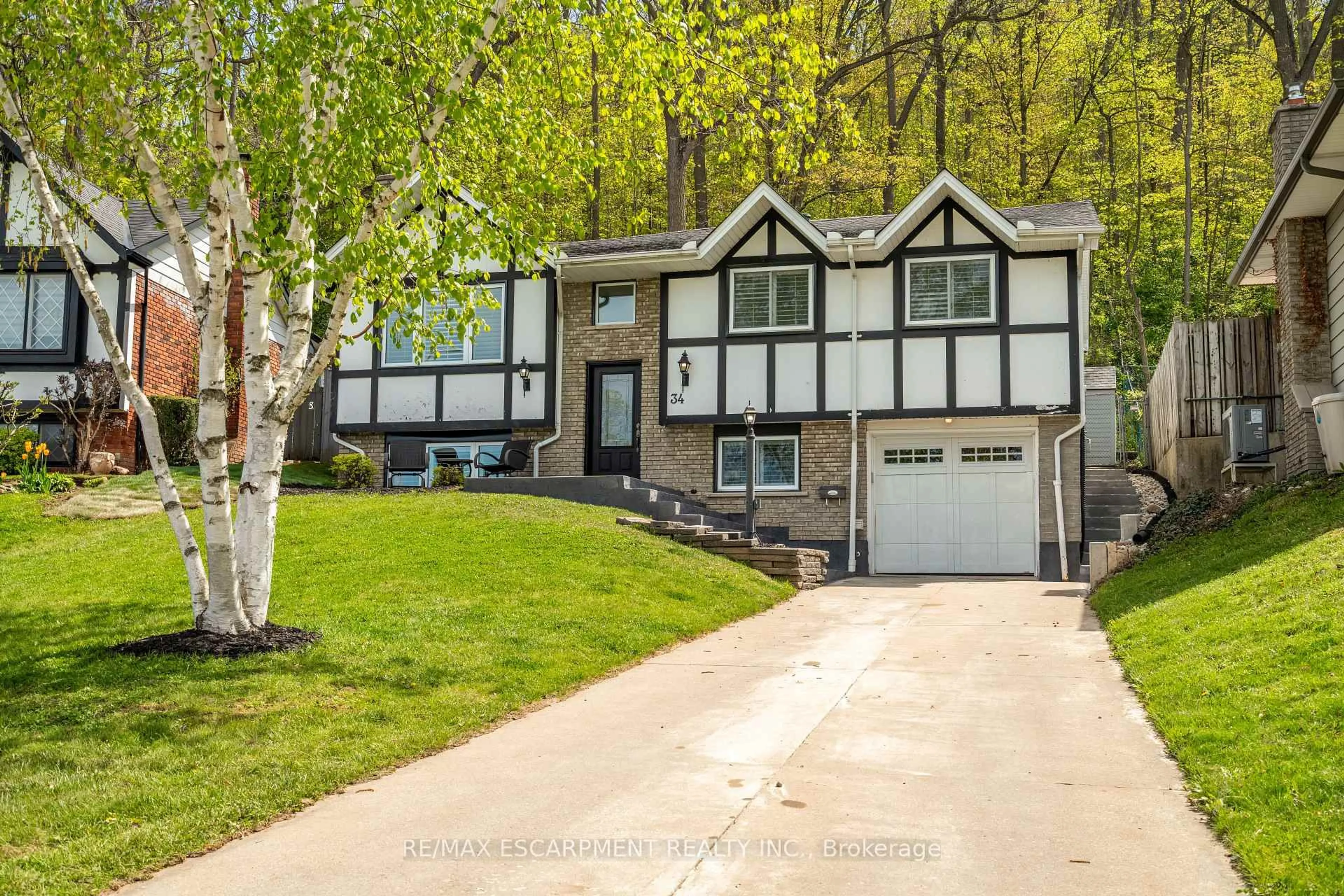 Home with vinyl exterior material, street for 34 Palm Crt, Hamilton Ontario L8G 2T7