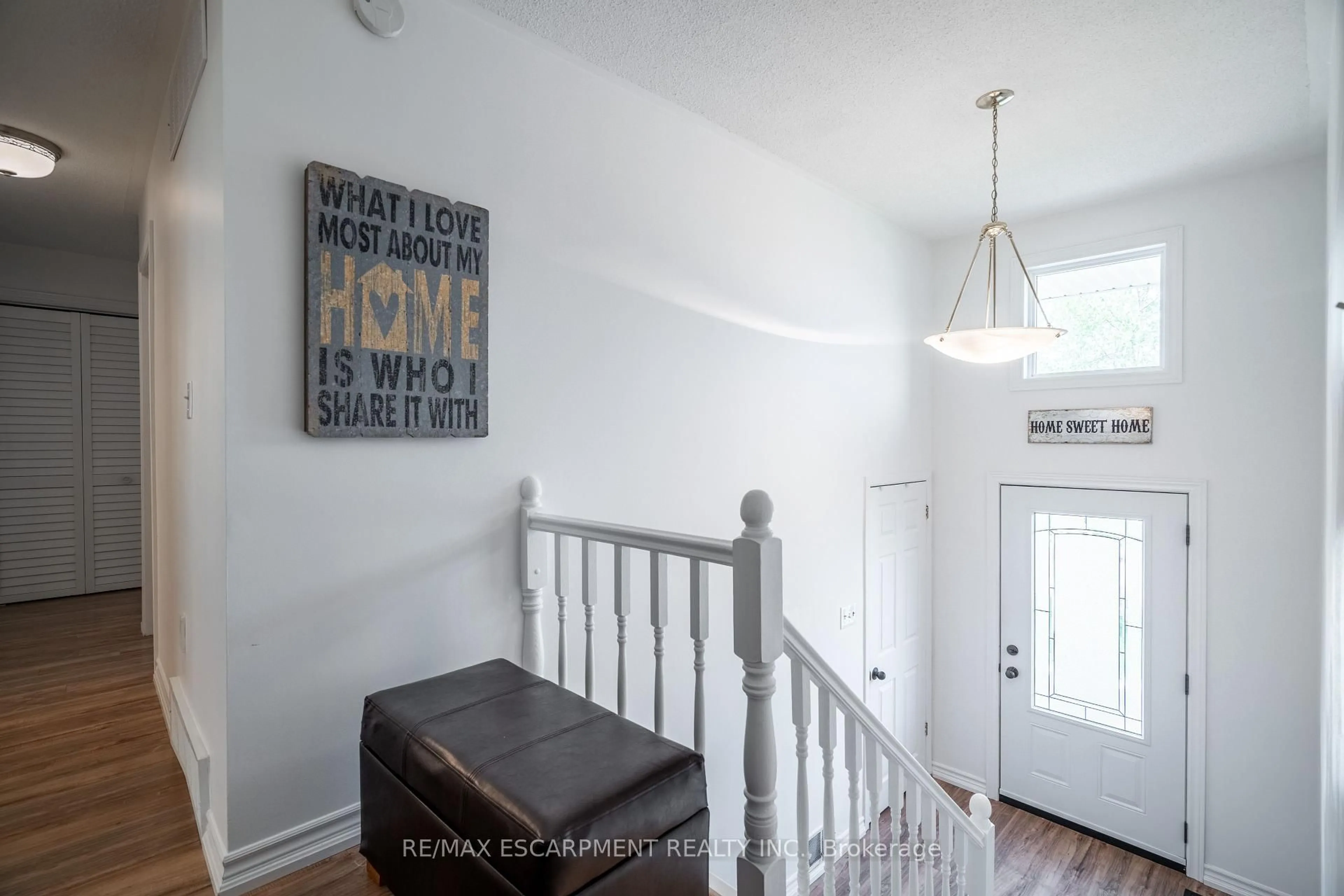 Indoor entryway for 34 Palm Crt, Hamilton Ontario L8G 2T7