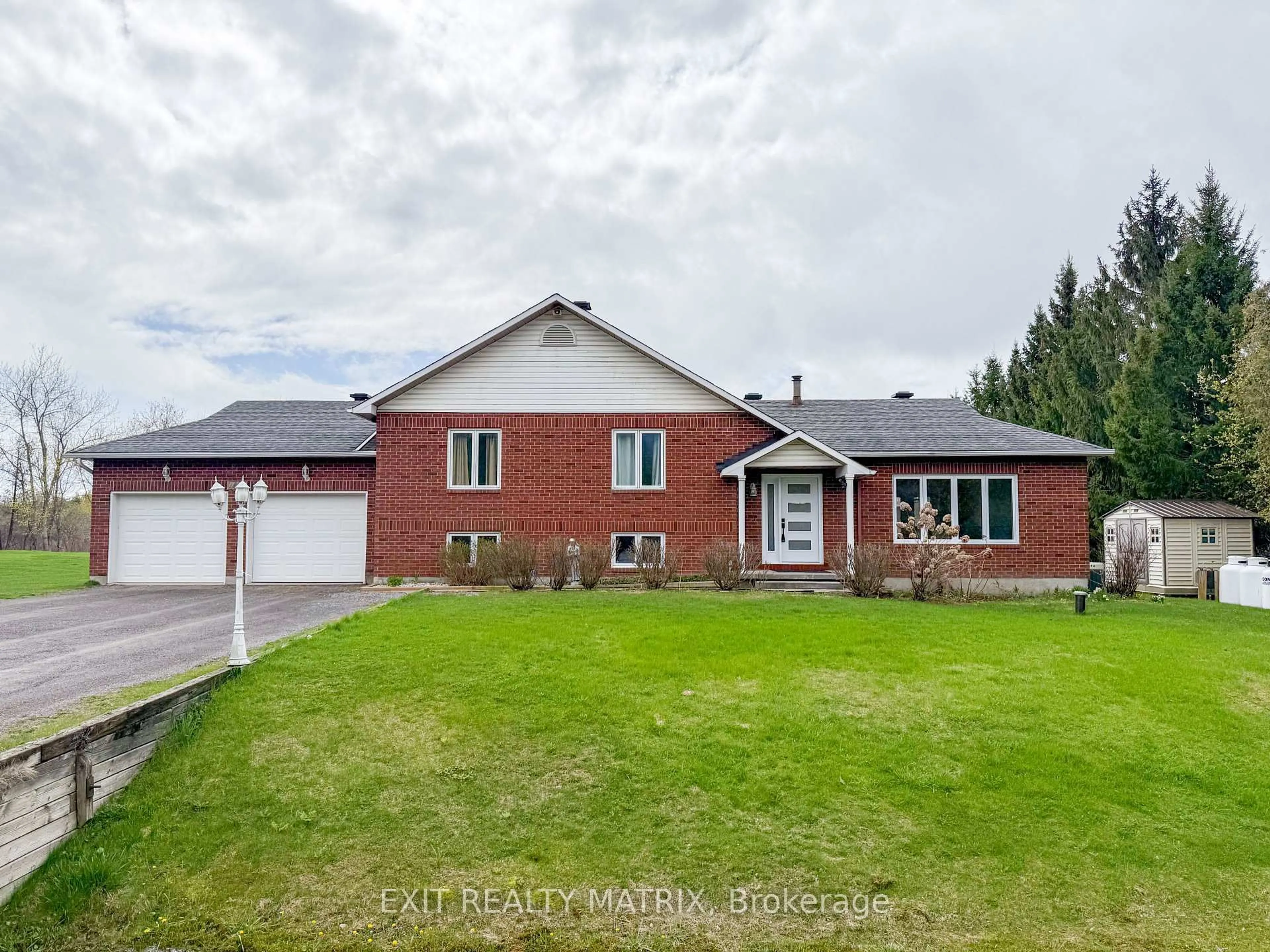 A pic from outside/outdoor area/front of a property/back of a property/a pic from drone, street for 2418 Rideau Rd, Ottawa Ontario K1X 1B2