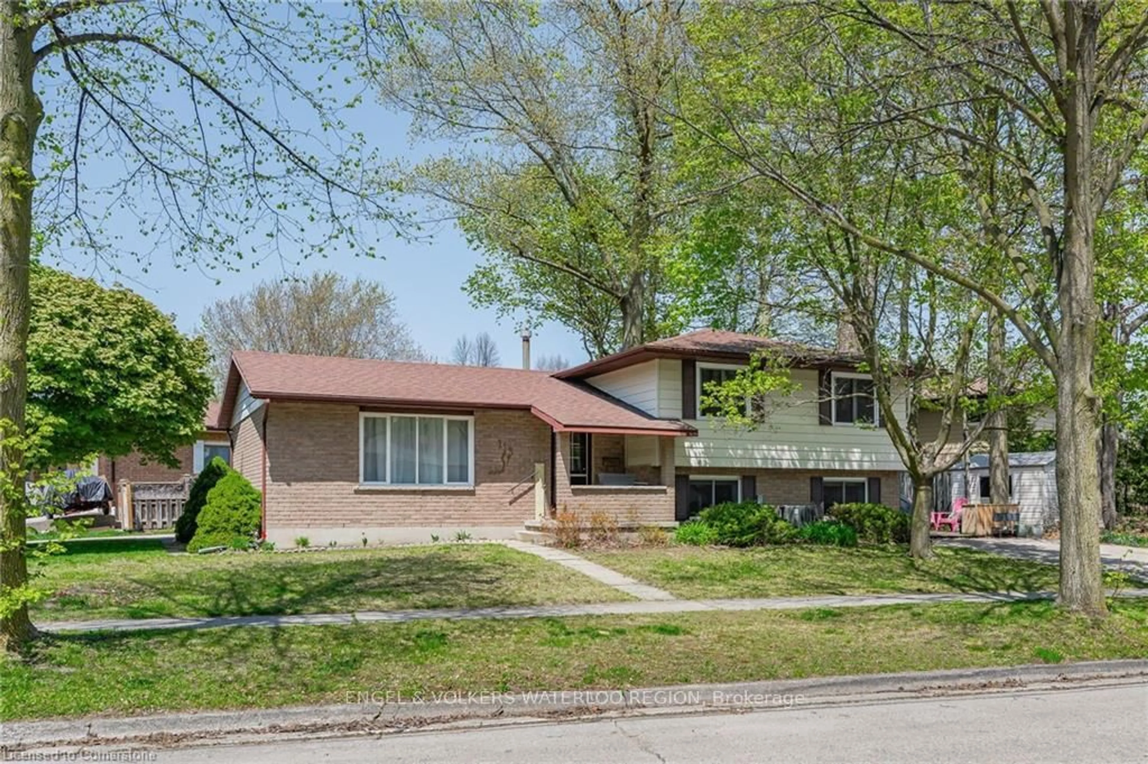 Home with brick exterior material, street for 113 Martinglen Cres, Kitchener Ontario N2E 2A3