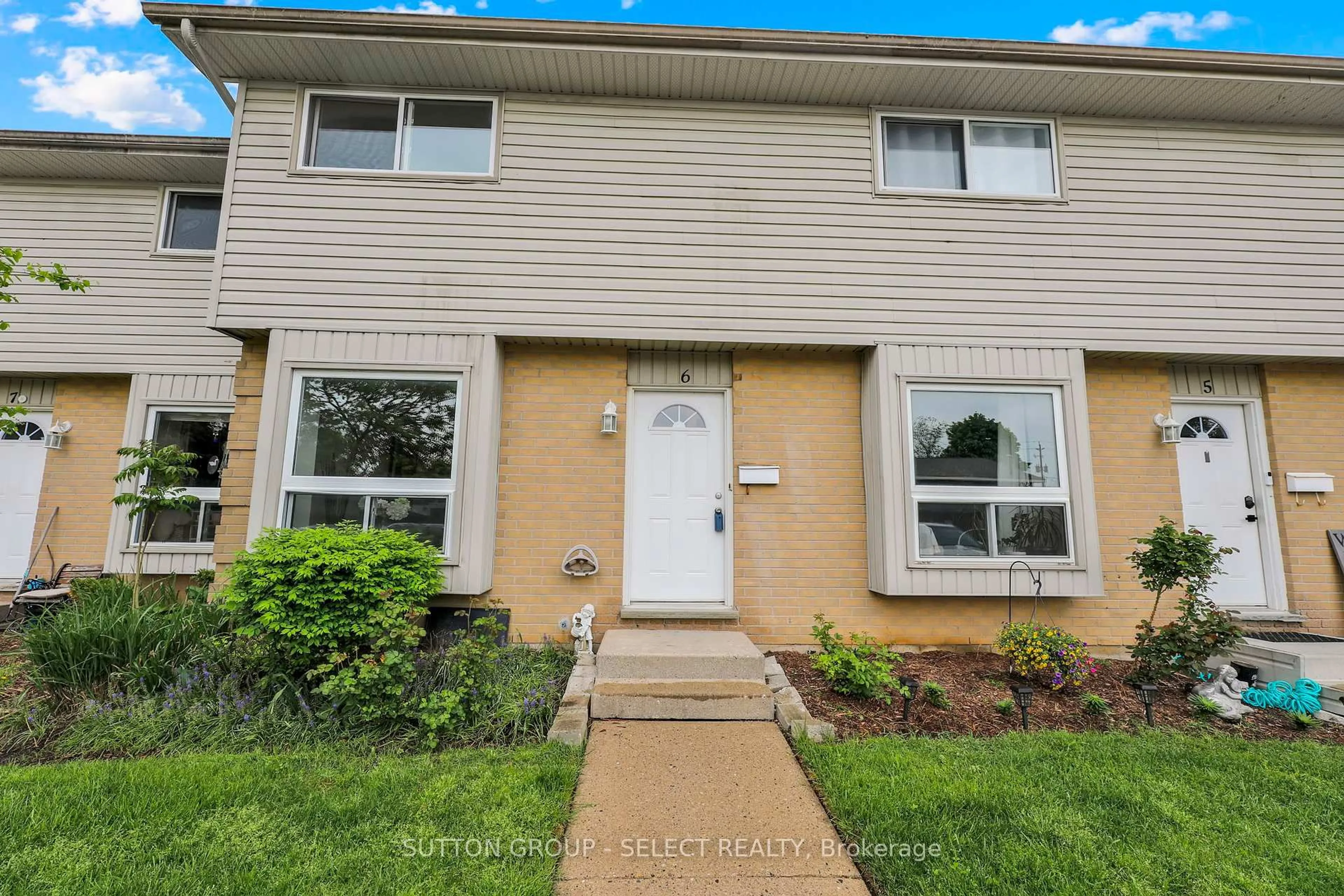 Home with vinyl exterior material, street for 577 Third St #6, London East Ontario N5V 4B8
