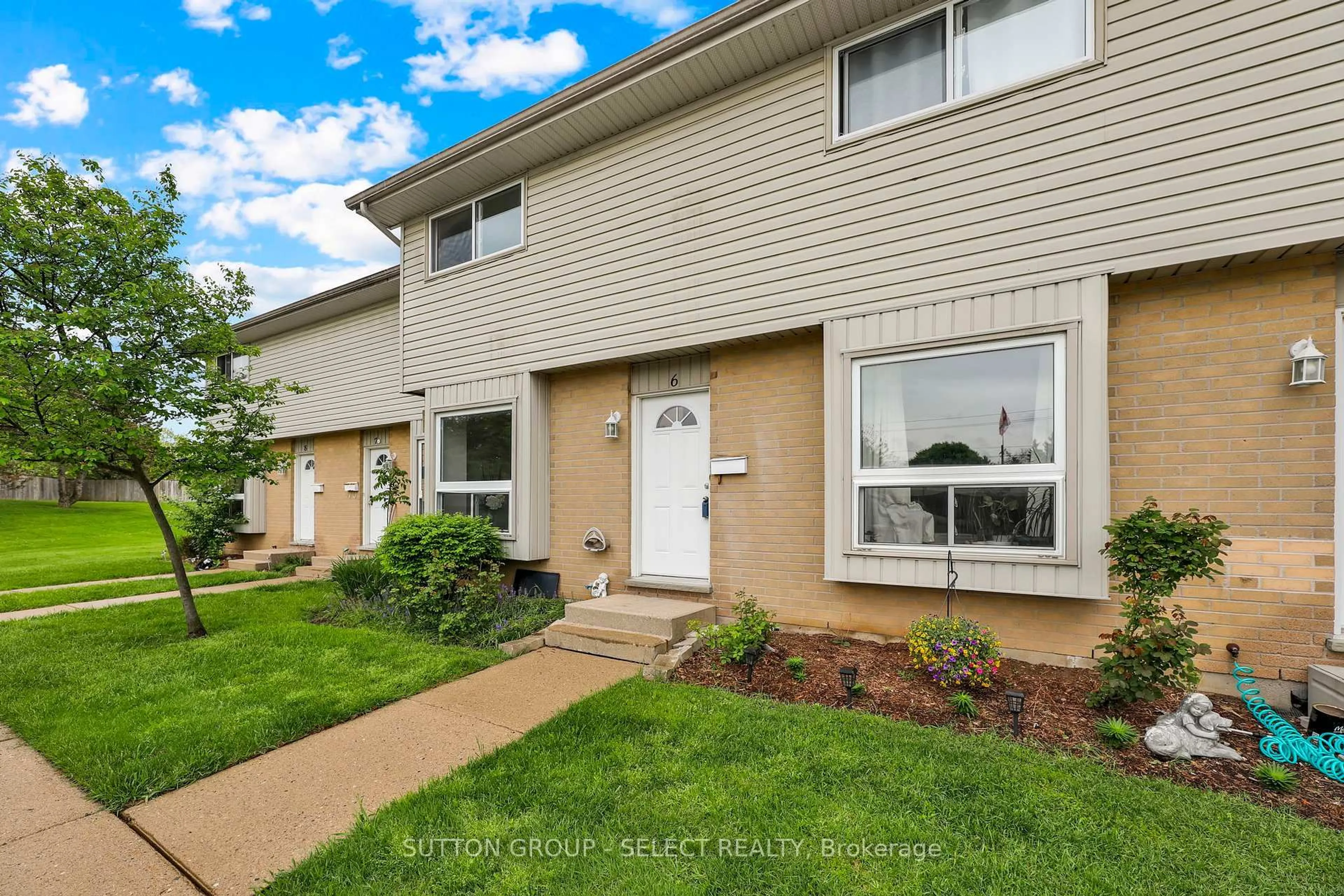 Home with vinyl exterior material, street for 577 Third St #6, London East Ontario N5V 4B8