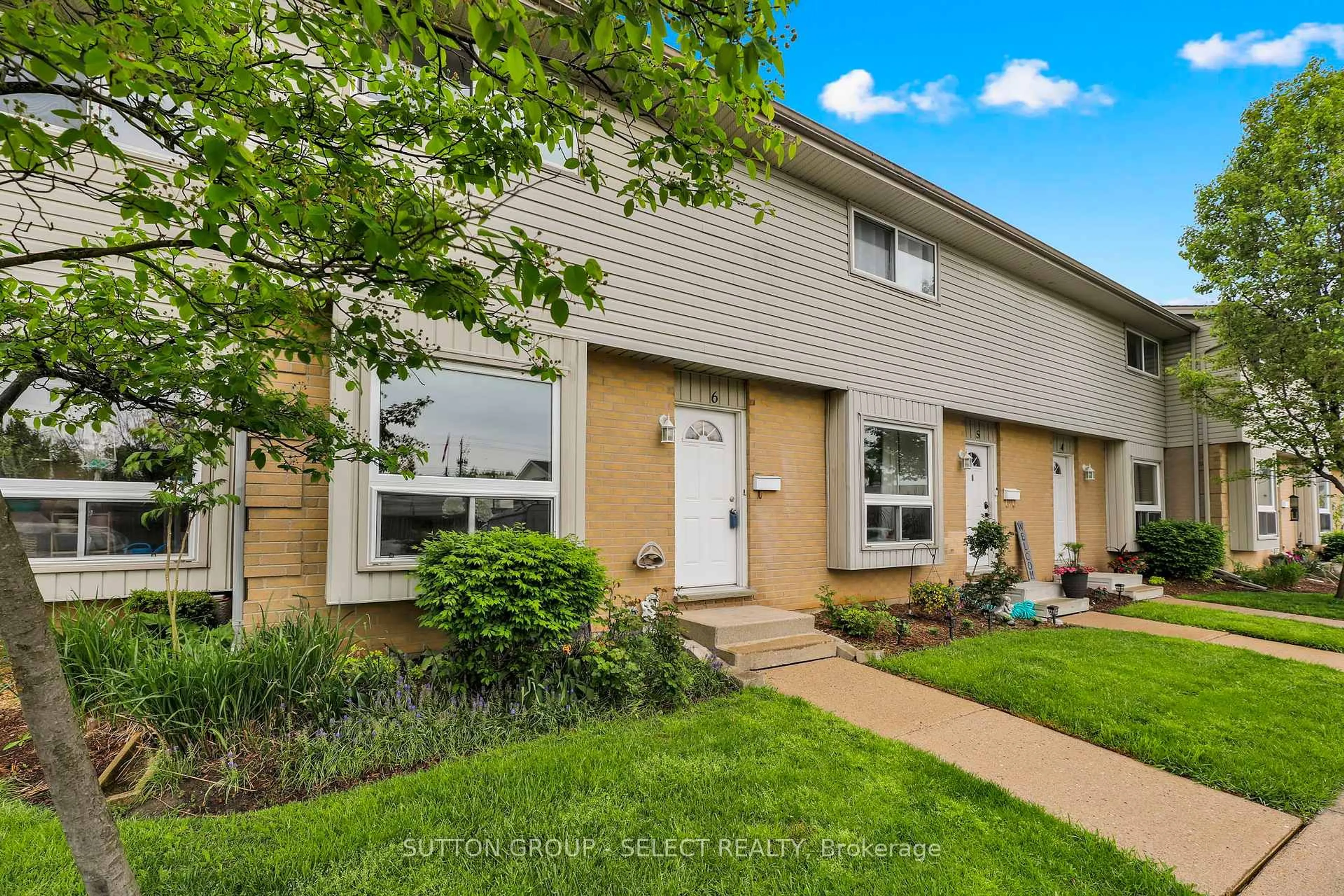 Home with vinyl exterior material, street for 577 Third St #6, London East Ontario N5V 4B8