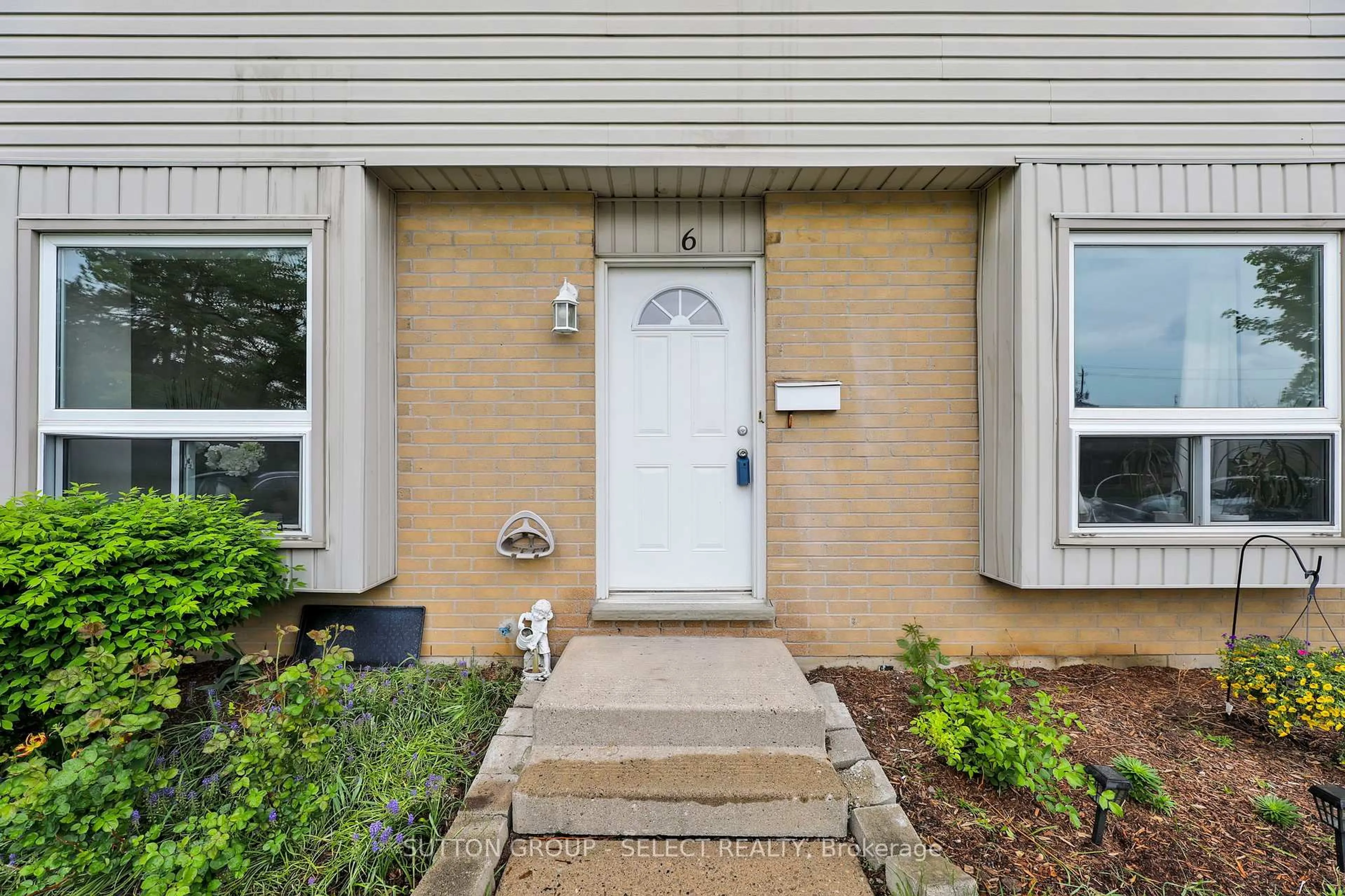 Indoor entryway for 577 Third St #6, London East Ontario N5V 4B8