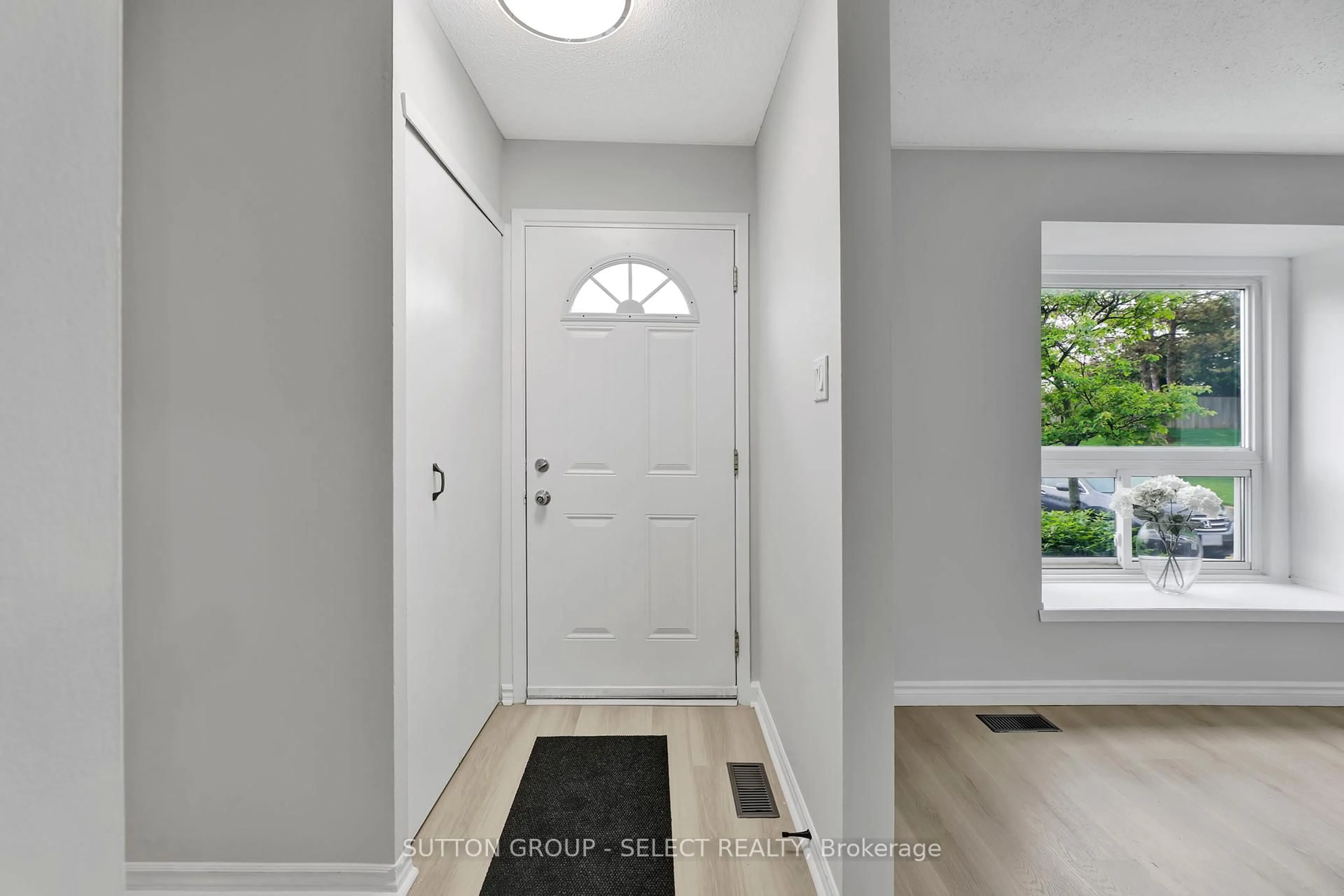 Indoor entryway for 577 Third St #6, London East Ontario N5V 4B8