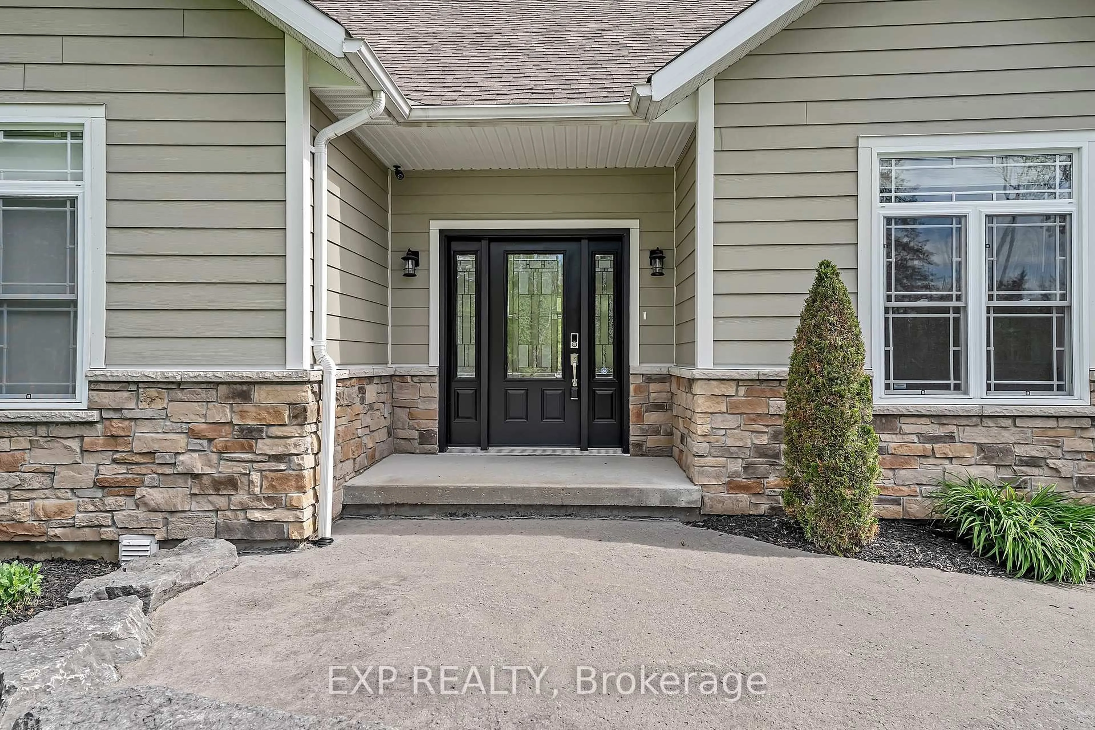 Indoor entryway for 155 Wilbert Cox Dr, Carp Ontario K0A 1L0
