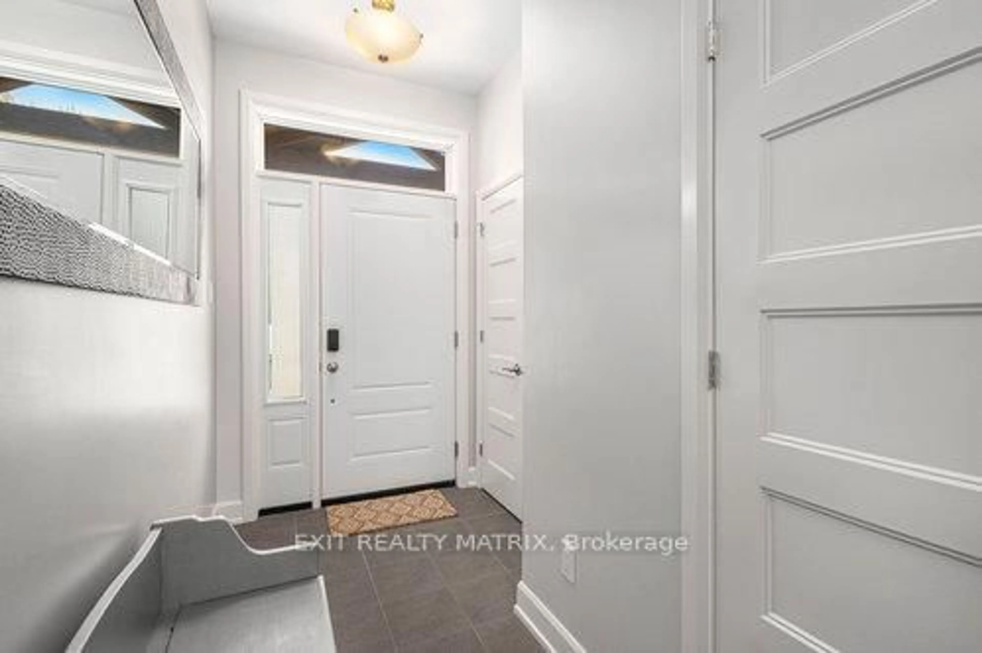 Indoor entryway for 401 Voyageur Pl, Russell Ontario K0A 1W1