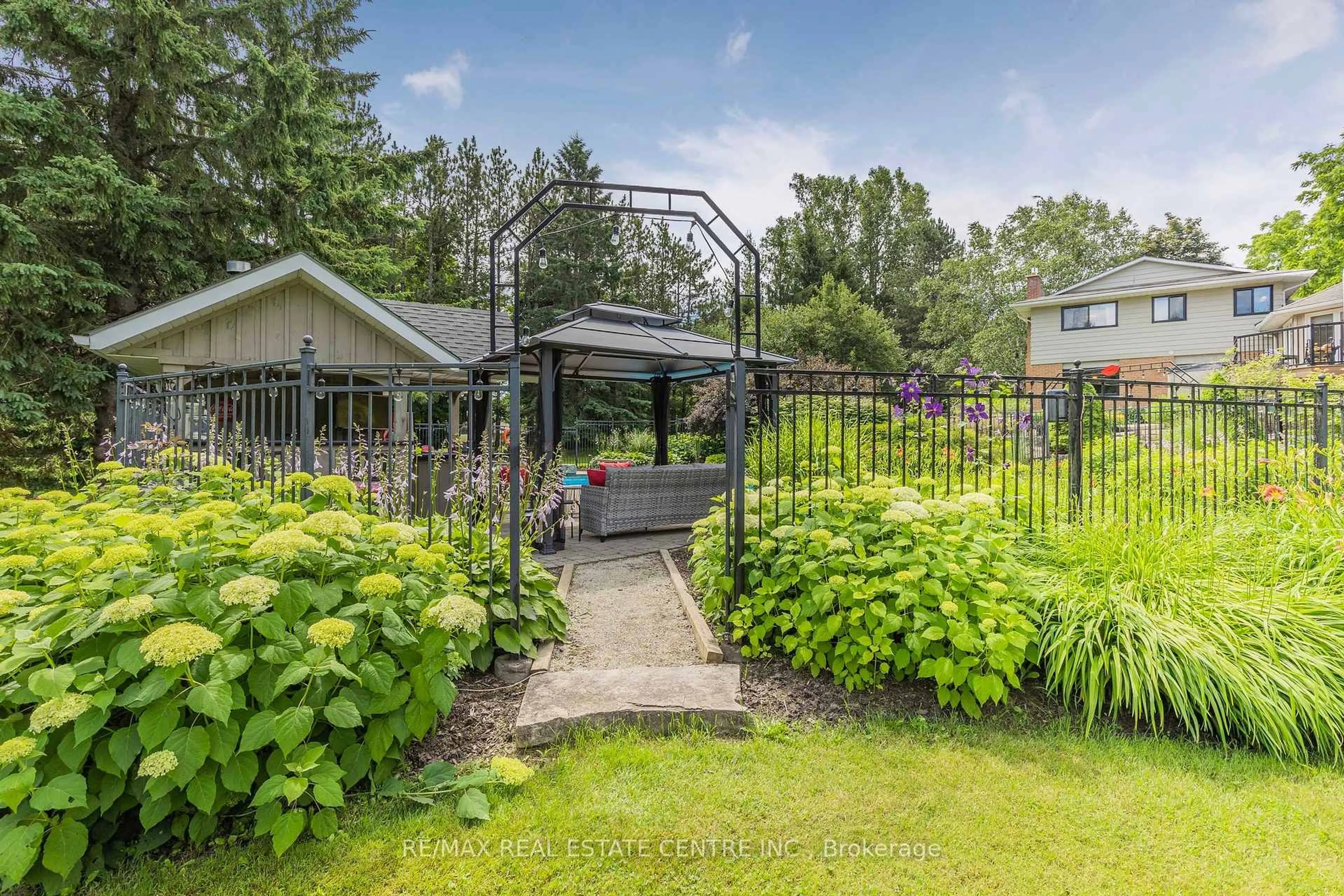 Patio, unknown for 3 Springview Crt, East Garafraxa Ontario L9W 6B5