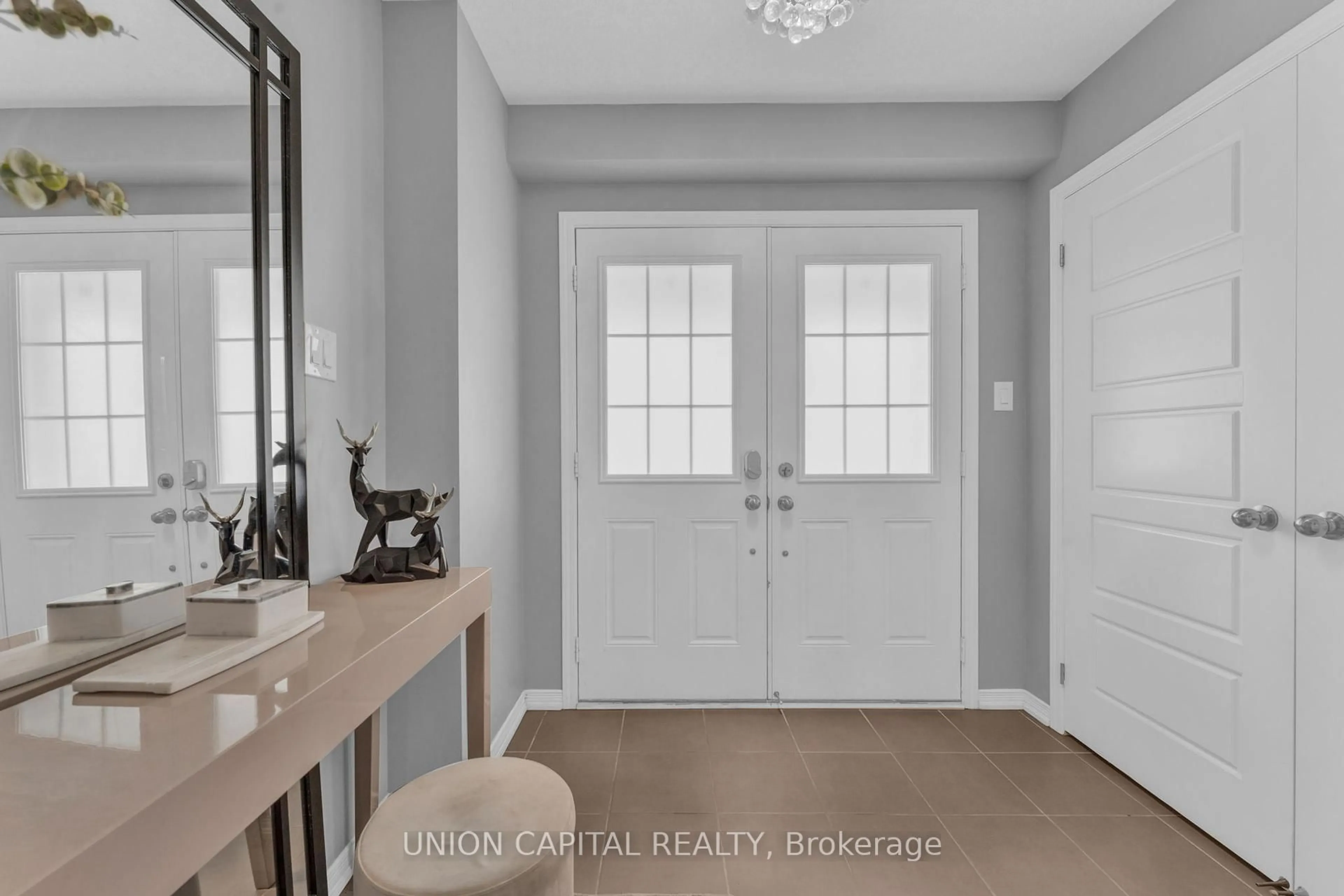 Indoor entryway for 7743 Butternut Blvd, Niagara Falls Ontario L2H 0N6