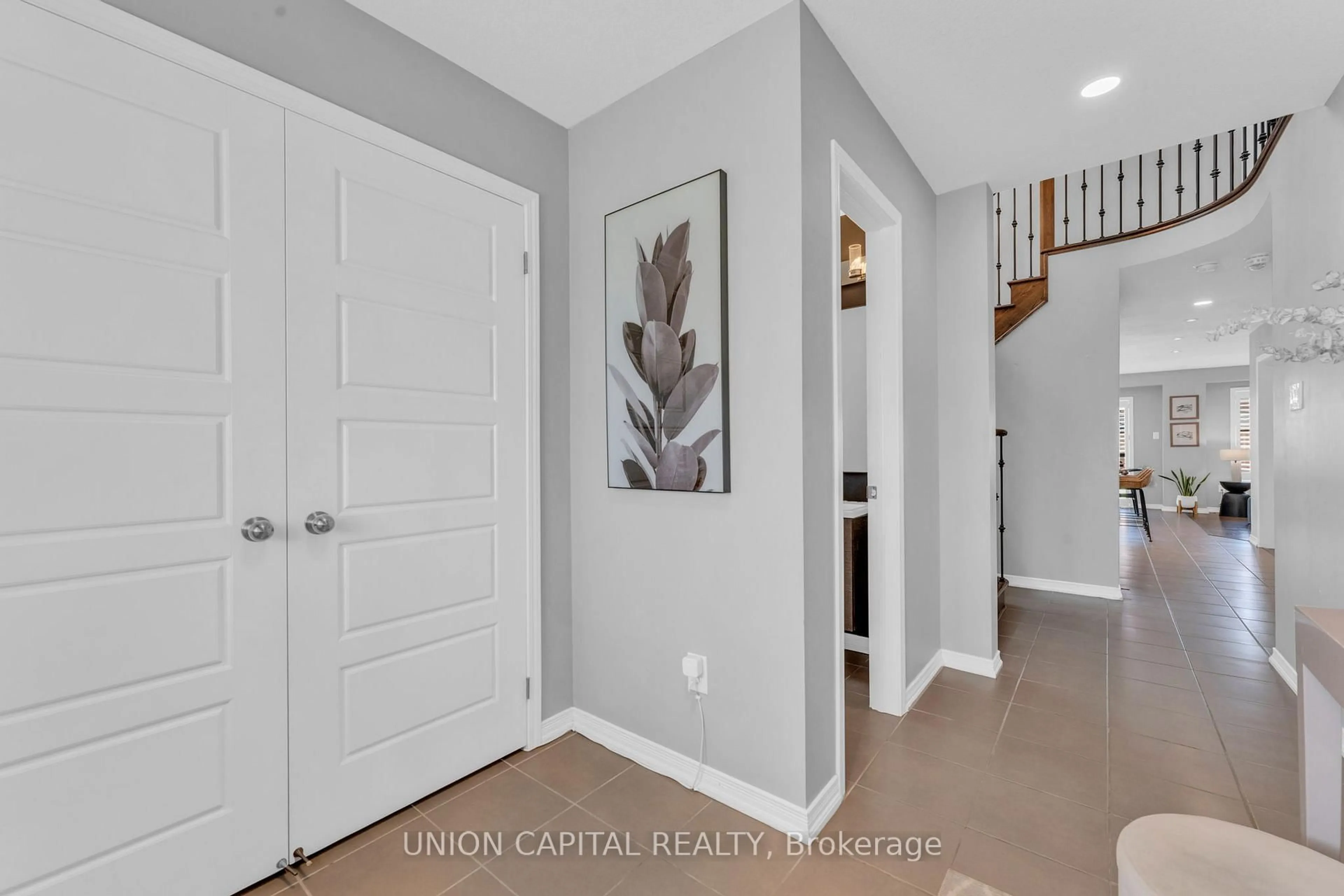 Indoor entryway for 7743 Butternut Blvd, Niagara Falls Ontario L2H 0N6