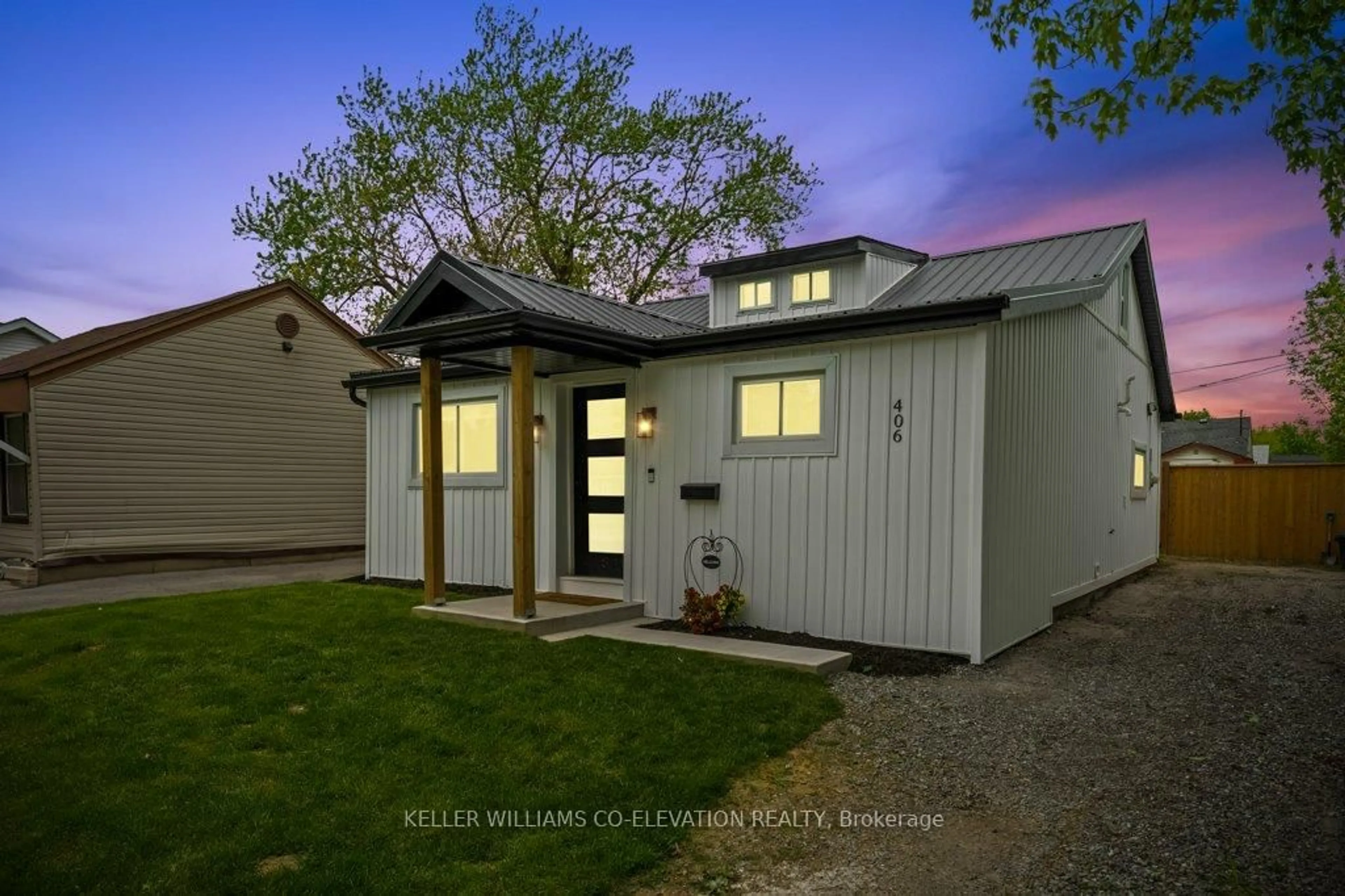 Home with vinyl exterior material, street for 406 Fleet St, Welland Ontario L3B 4X5