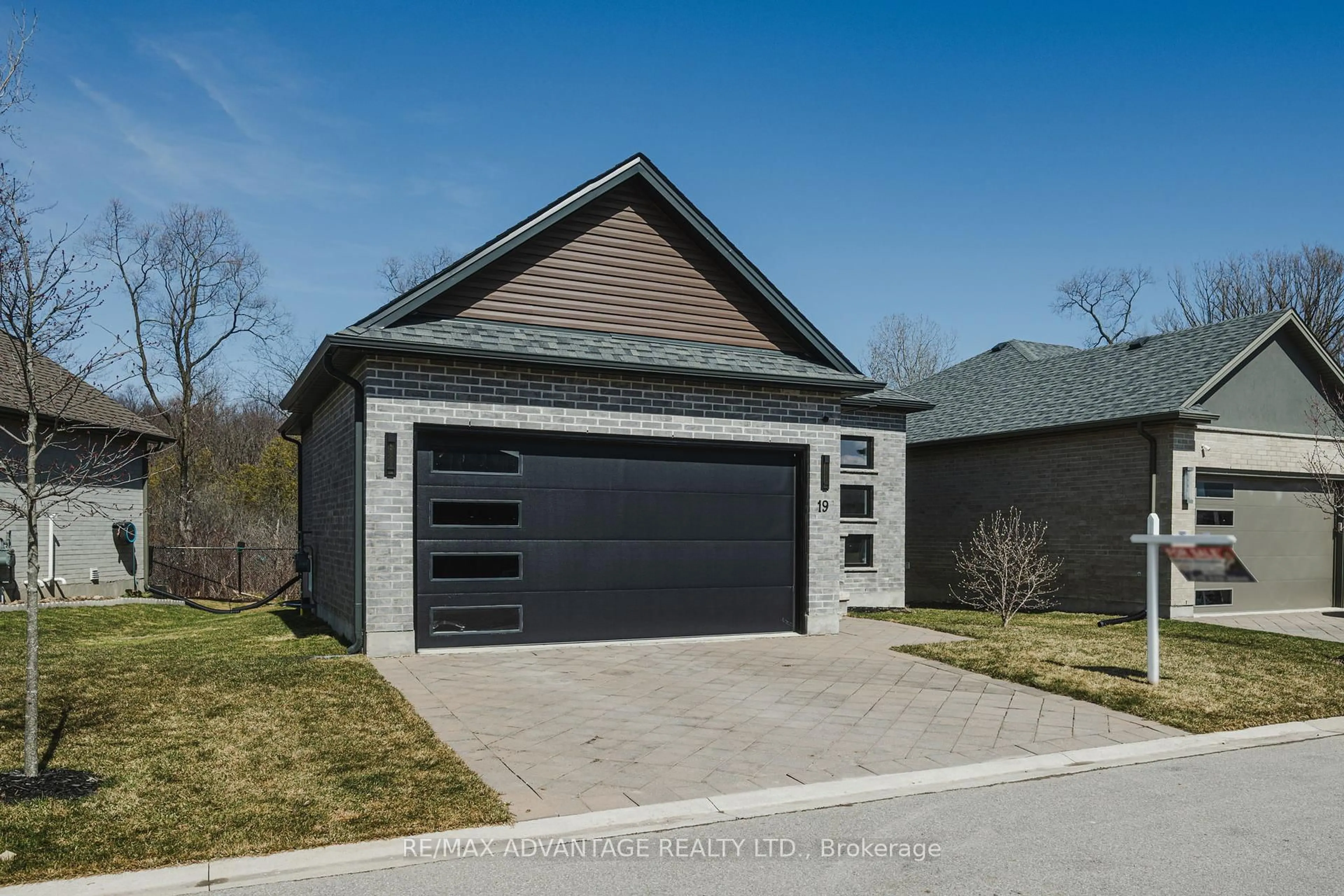 Indoor garage for 1450 North Wenige Dr #19, London North Ontario N5X 0L6