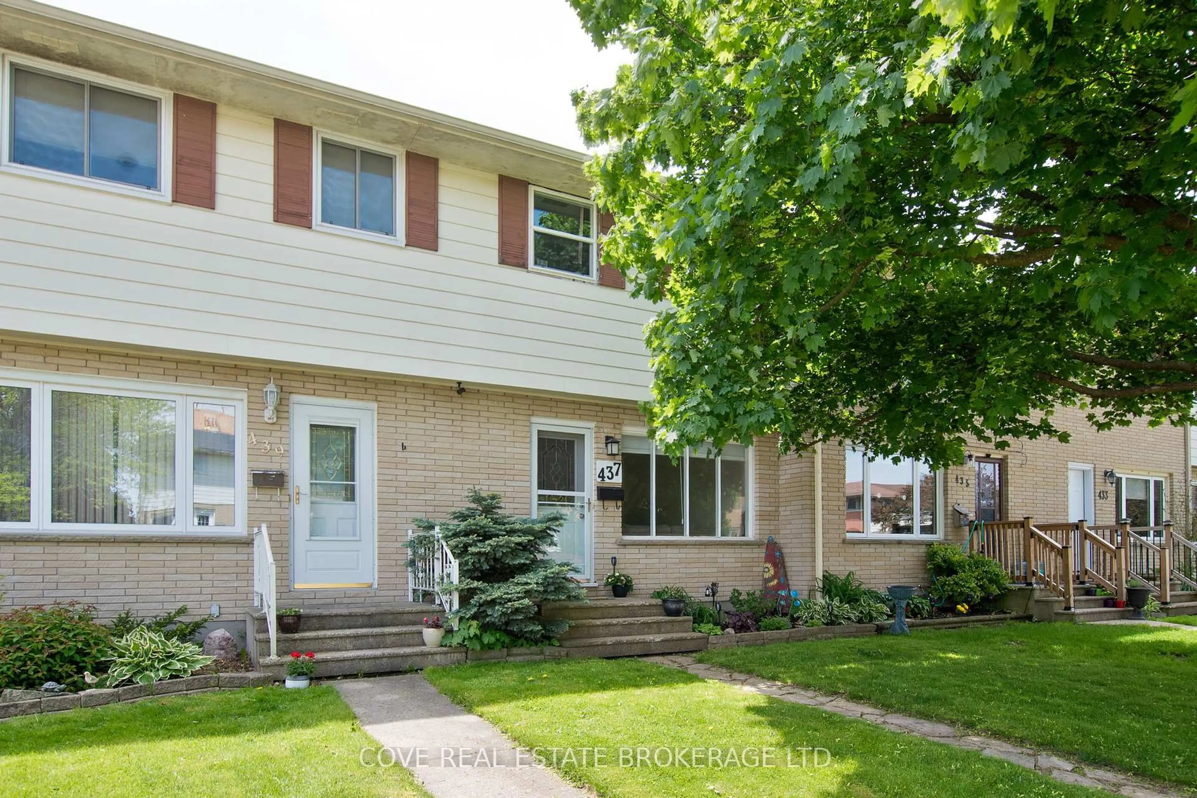 Home with vinyl exterior material, street for 437 Forest Ave, St. Thomas Ontario N5R 5G2