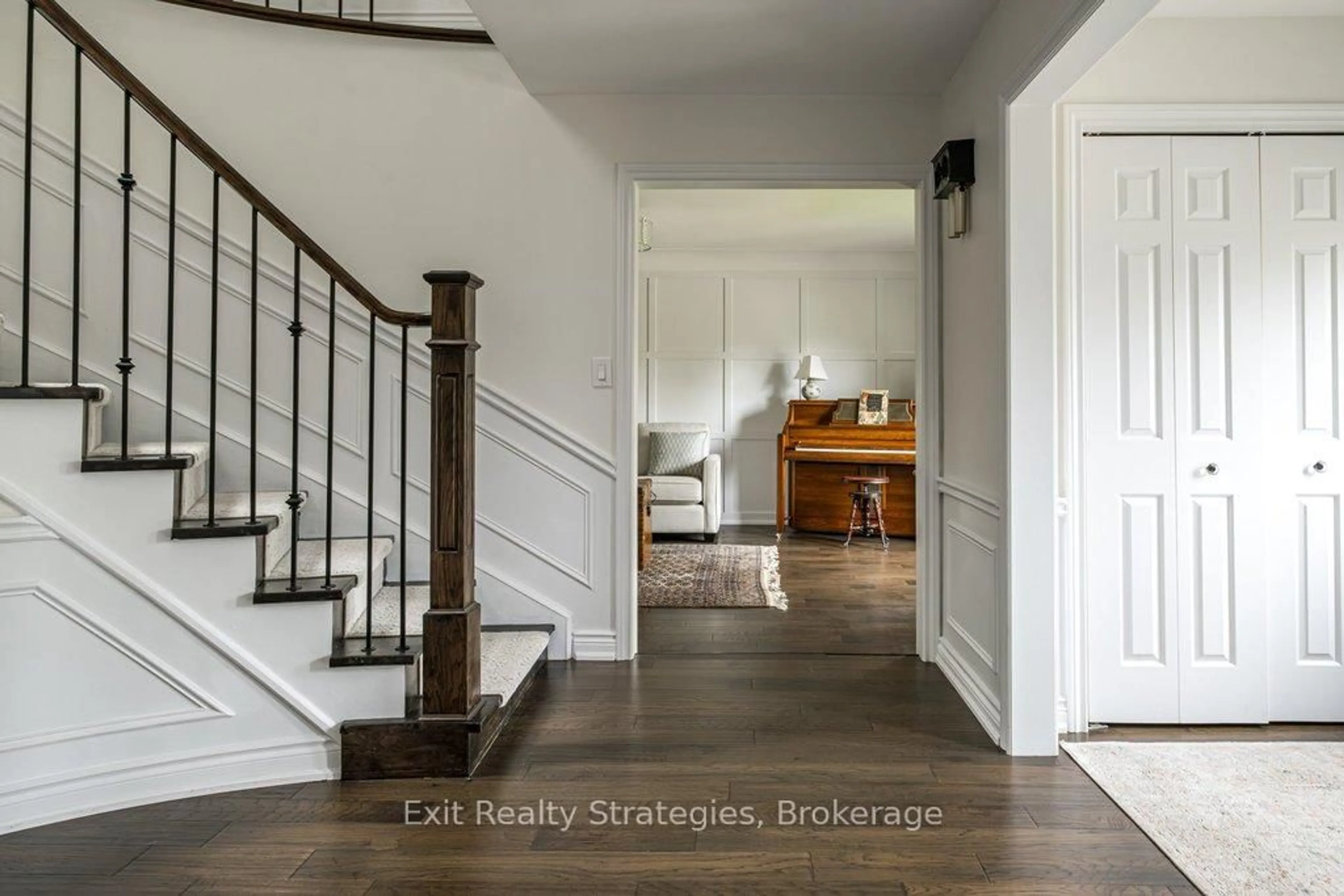 Indoor entryway for 144 Uphill Crt, Hamilton Ontario L9G 3R1