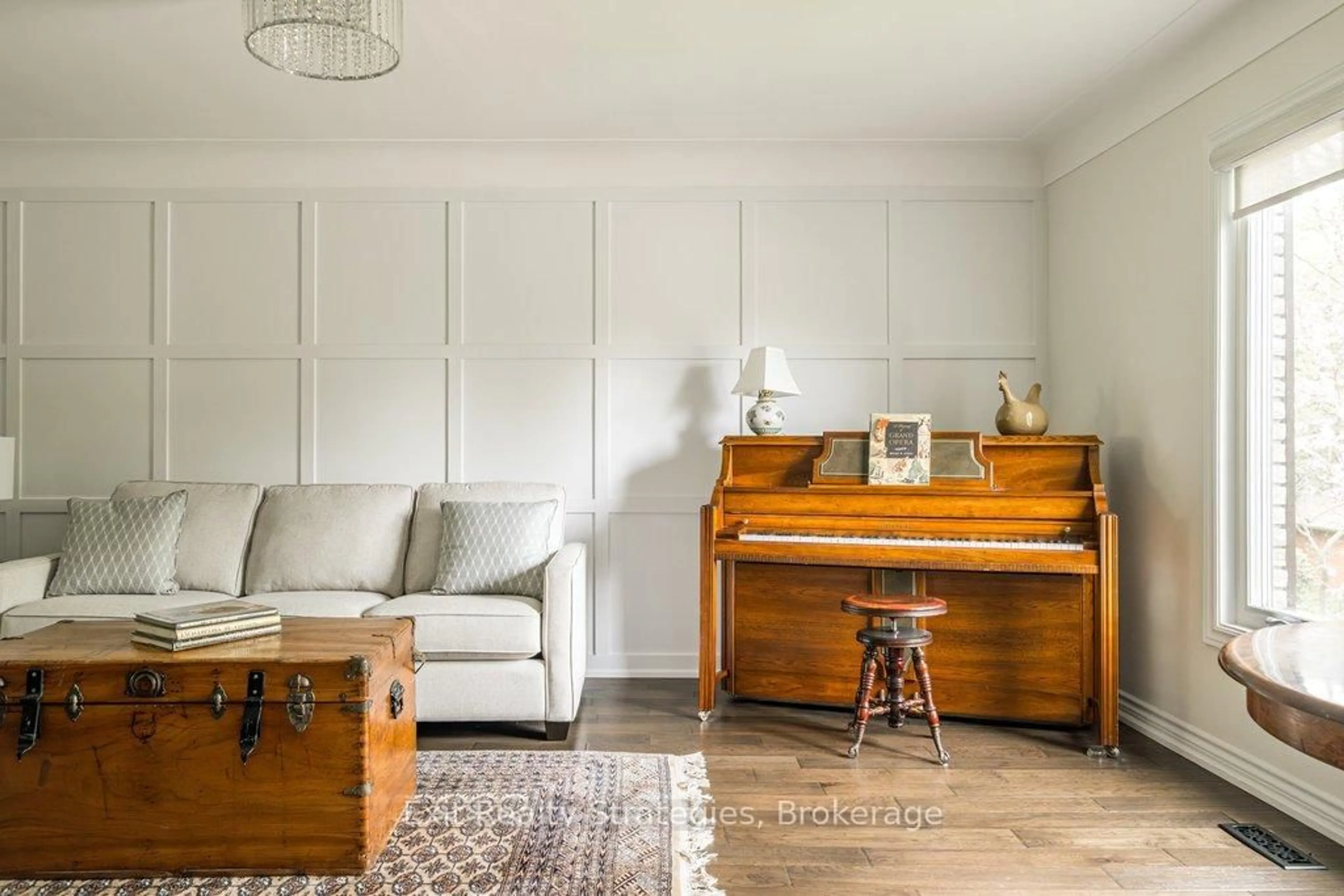 Living room with furniture, wood/laminate floor for 144 Uphill Crt, Hamilton Ontario L9G 3R1