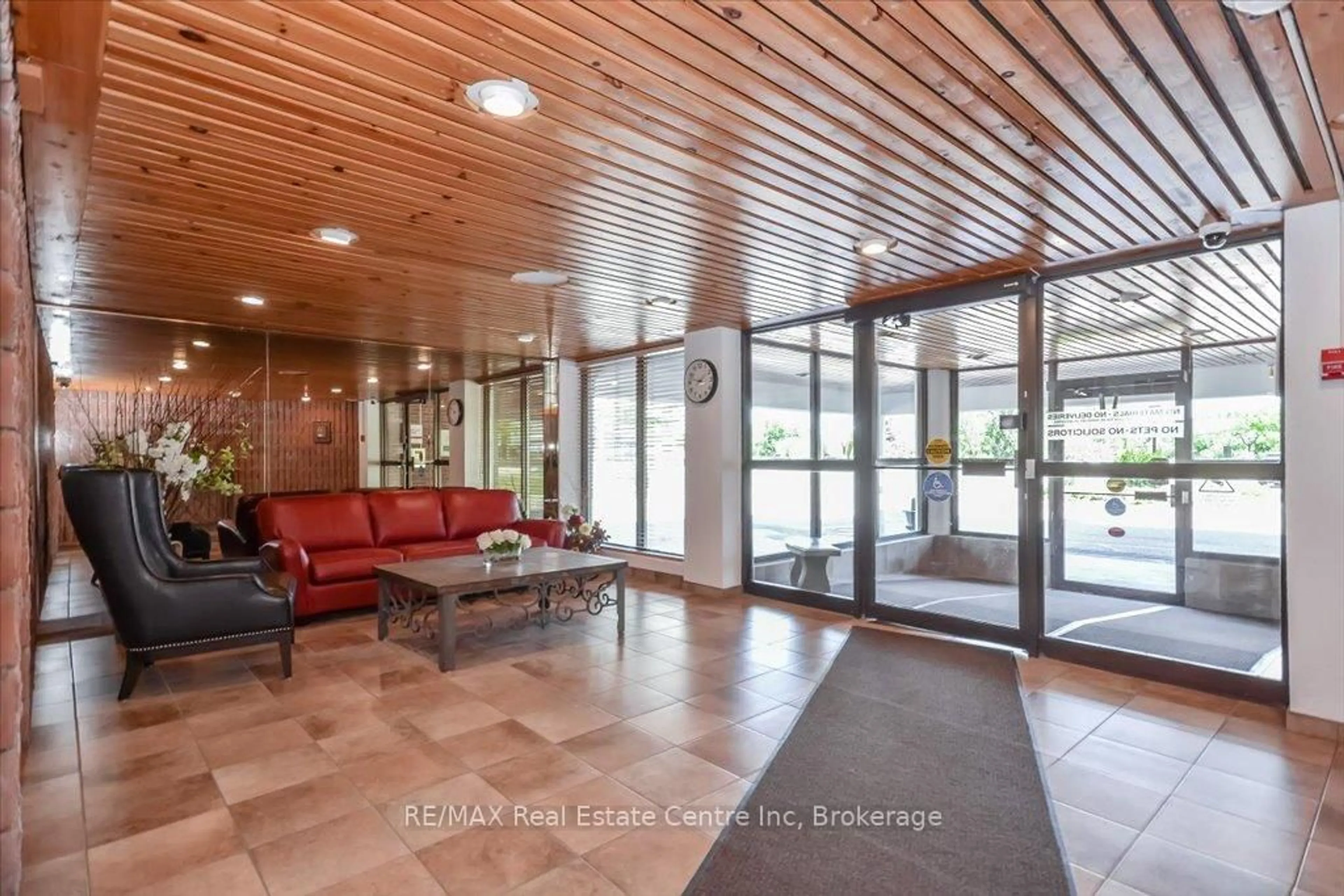 Indoor foyer for 22 Marilyn Dr #802, Guelph Ontario N1H 7T1