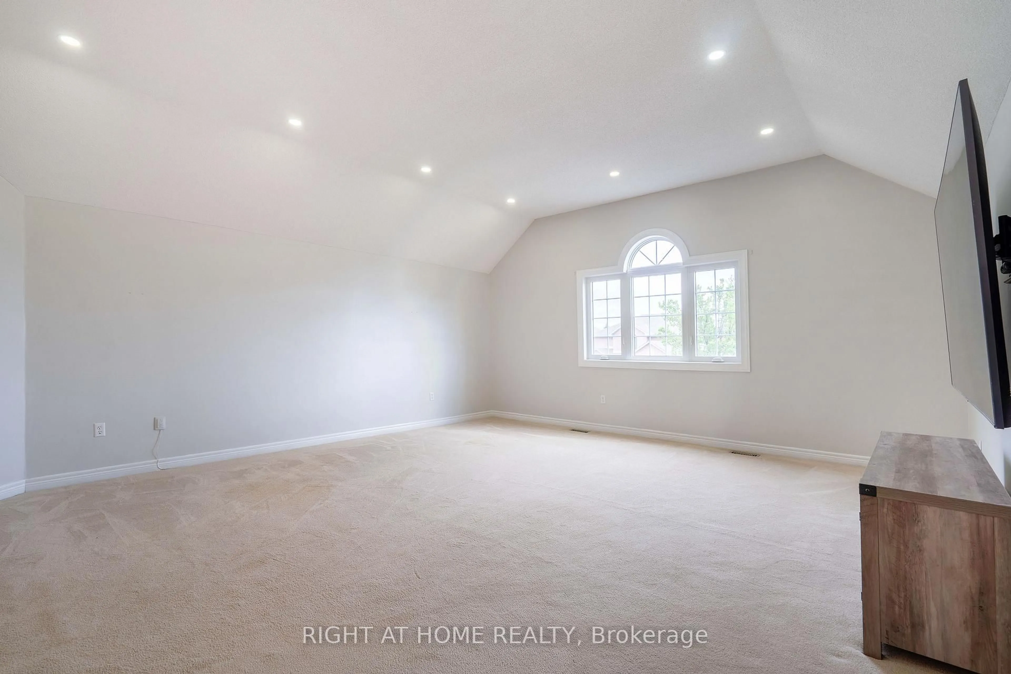 A pic of a room for 1262 Upper Paradise Rd, Hamilton Ontario L9B 2R7