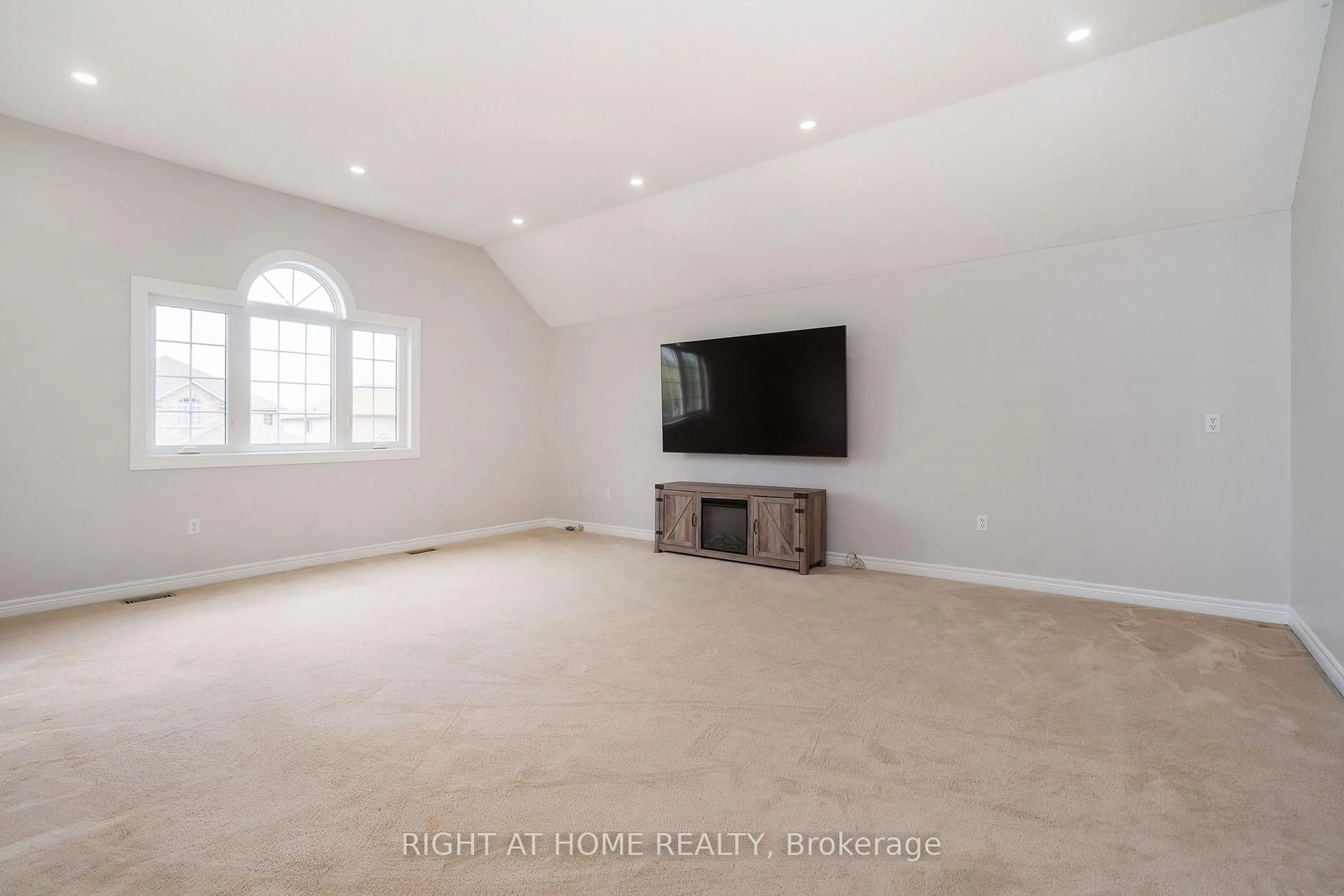 A pic of a room for 1262 Upper Paradise Rd, Hamilton Ontario L9B 2R7