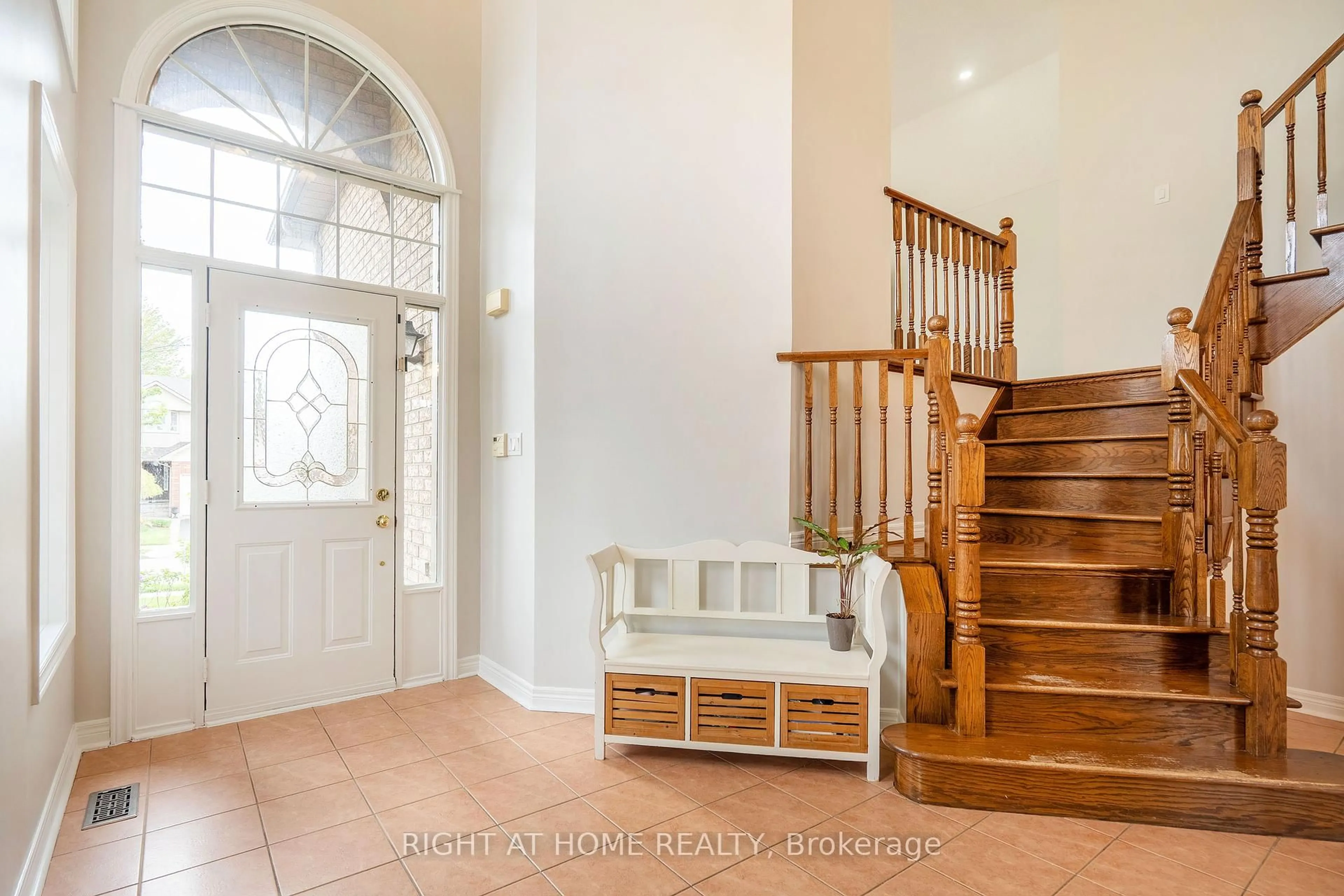 Indoor entryway for 1262 Upper Paradise Rd, Hamilton Ontario L9B 2R7