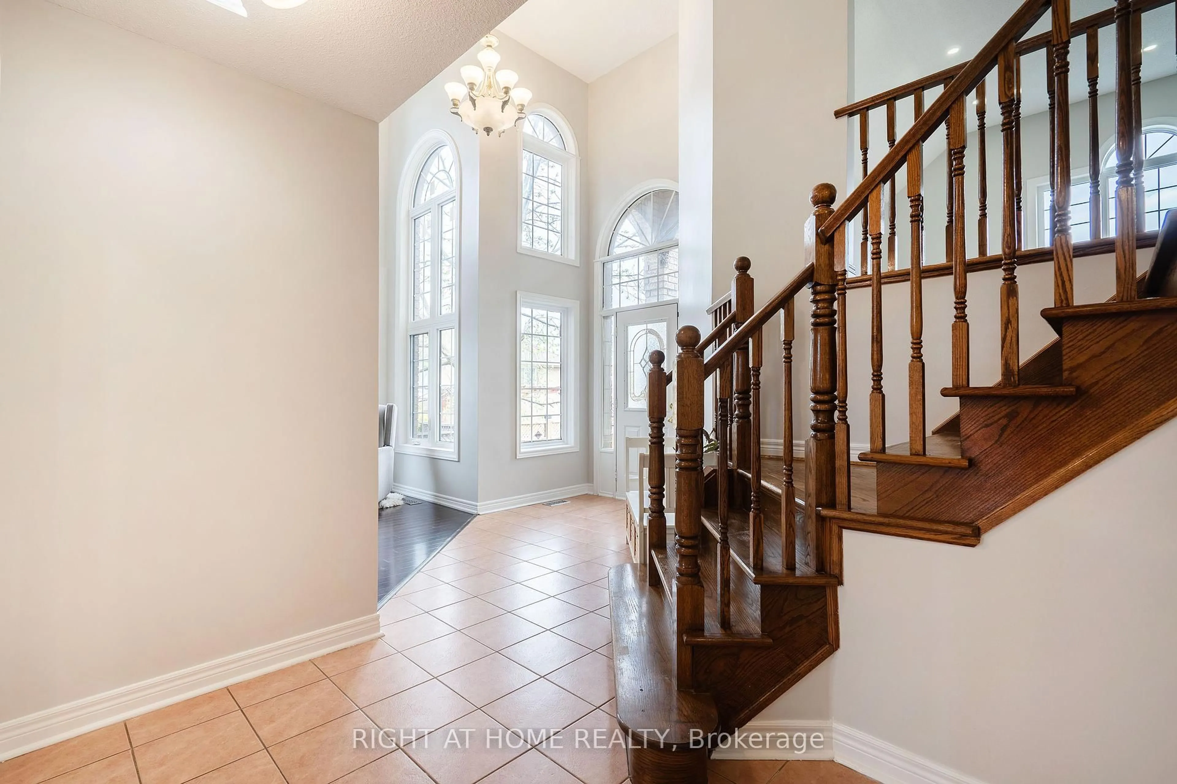 Indoor entryway for 1262 Upper Paradise Rd, Hamilton Ontario L9B 2R7