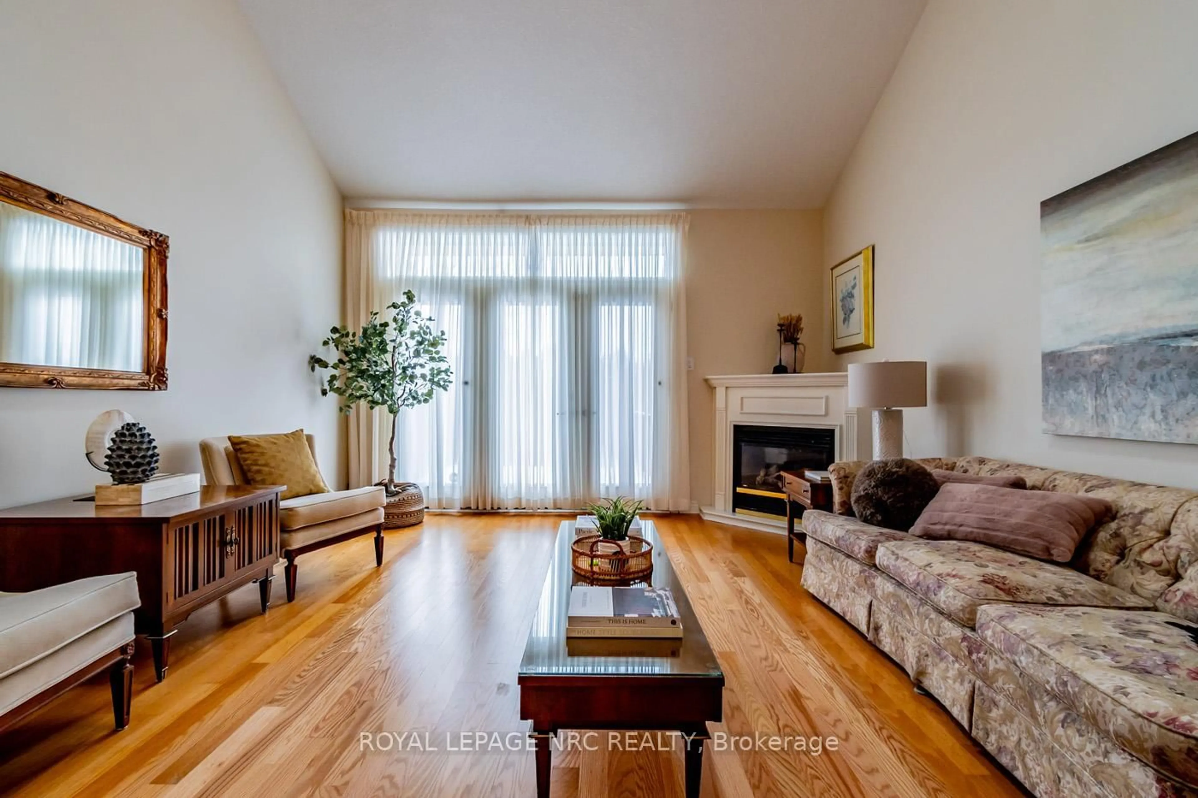 Living room with furniture, wood/laminate floor for 192 Willowlanding Crt, Welland Ontario L3C 7L8