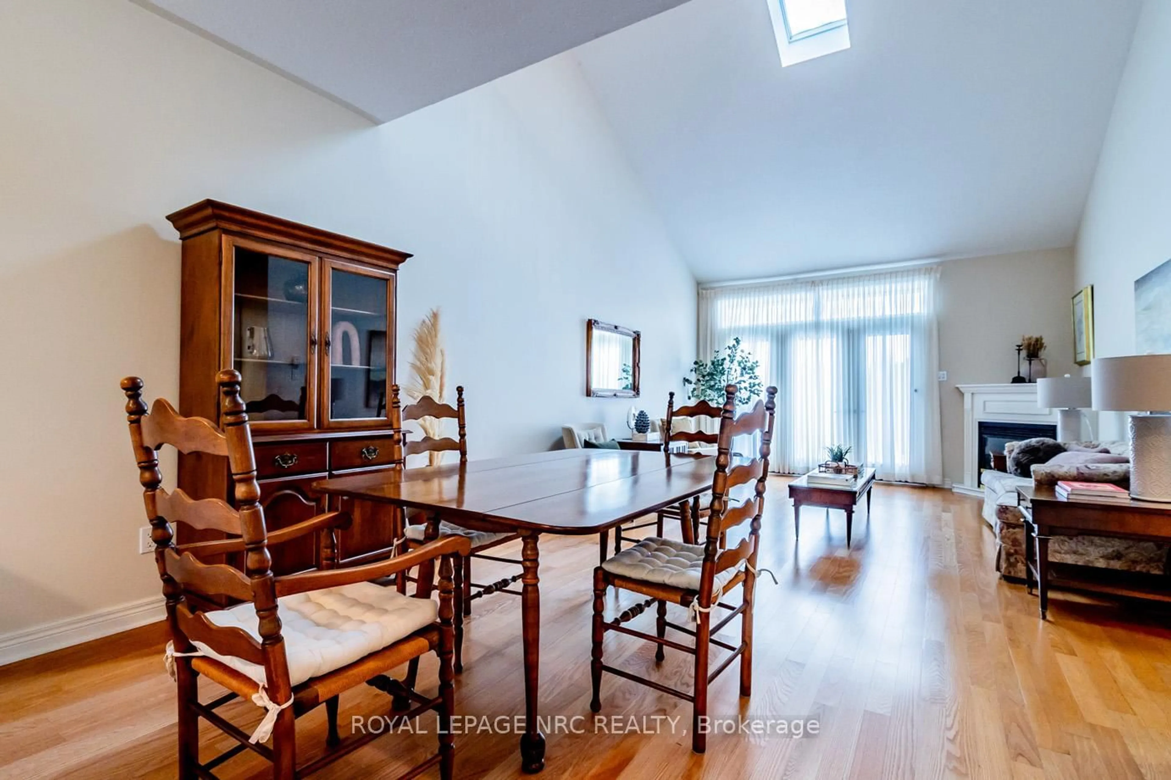 Dining room, wood/laminate floor for 192 Willowlanding Crt, Welland Ontario L3C 7L8
