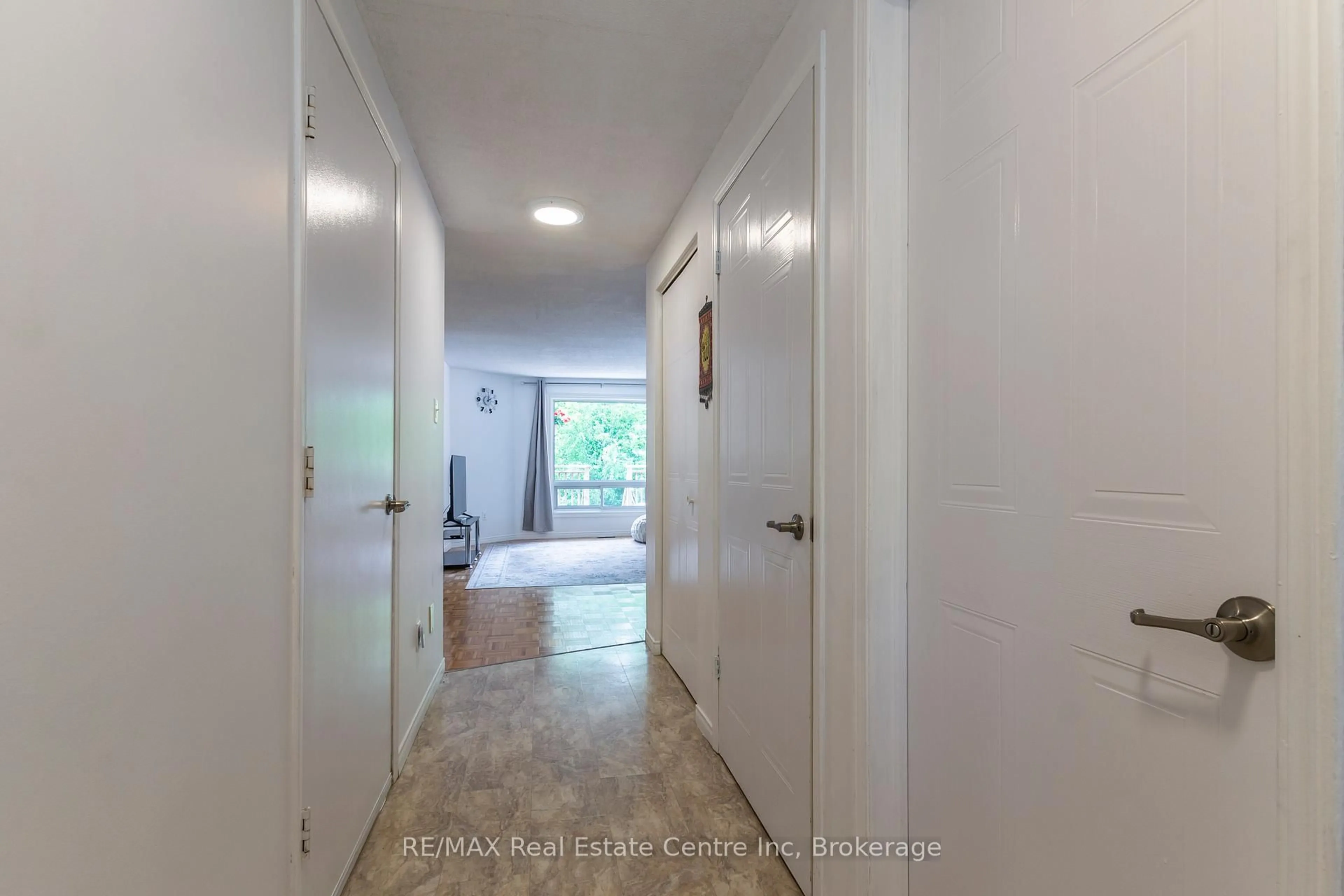 Indoor foyer for 61 Grandridge Cres, Guelph Ontario N1H 8G2
