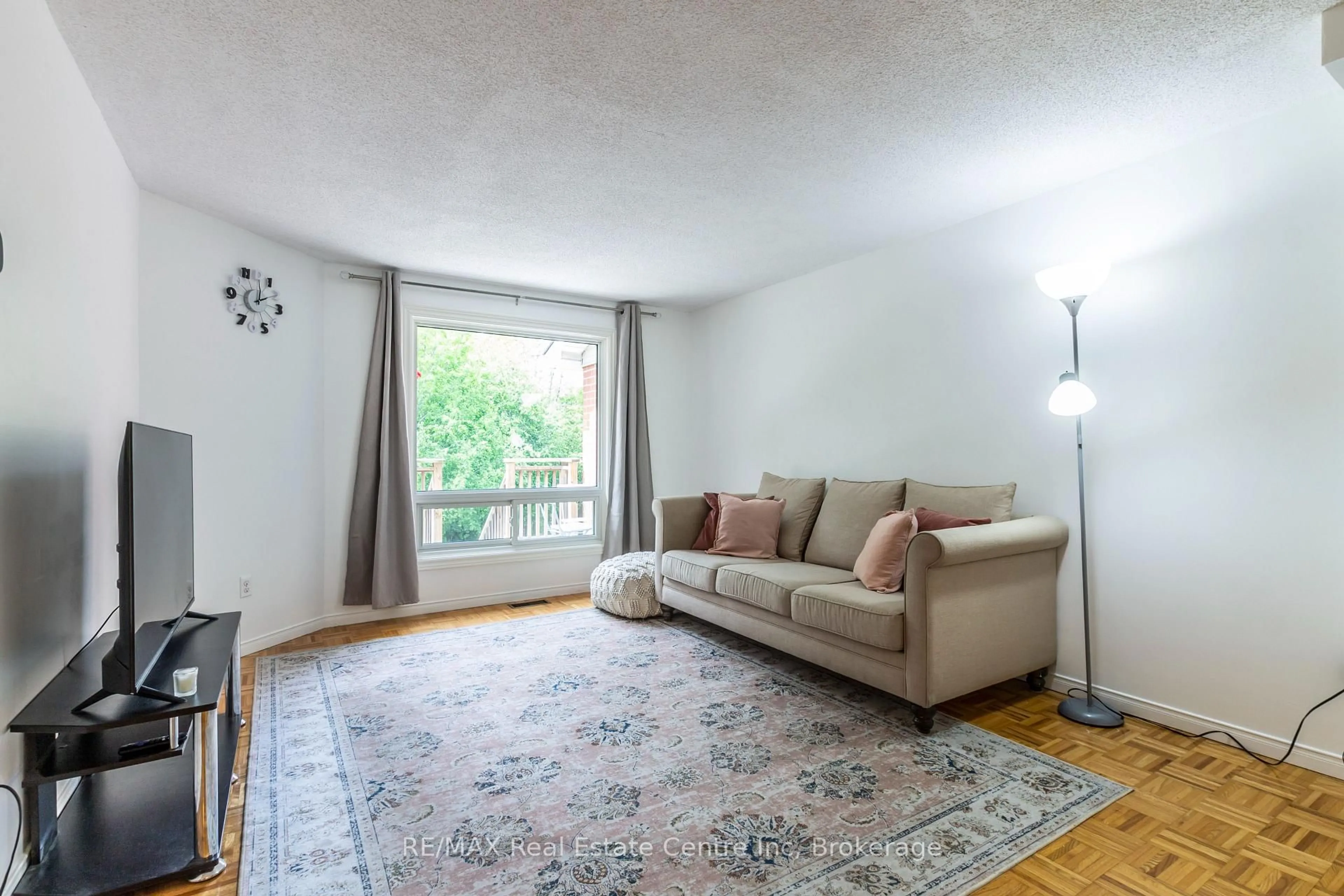 Living room with furniture, unknown for 61 Grandridge Cres, Guelph Ontario N1H 8G2