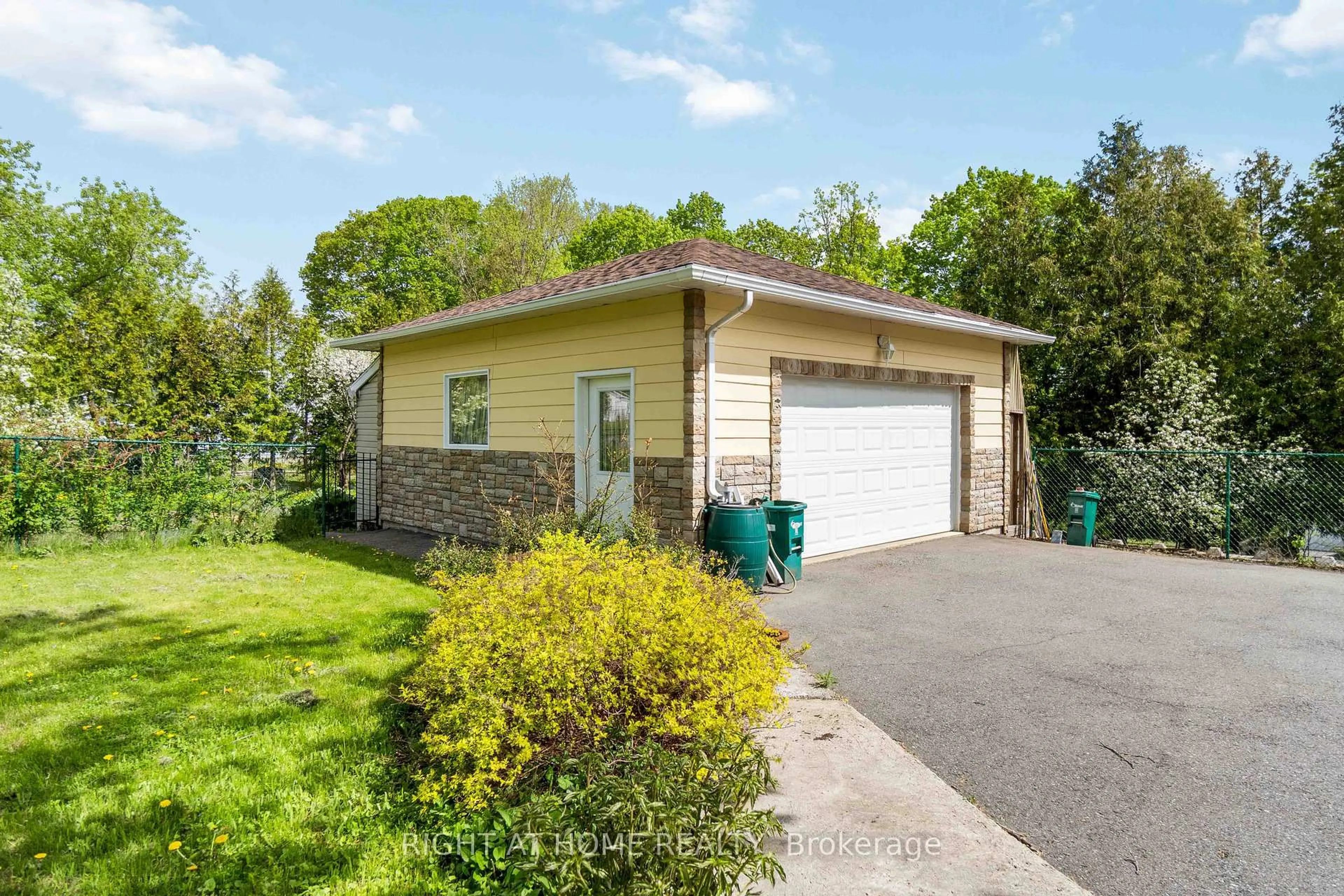 Unknown for 104 & 110 Highview Dr, Ottawa Ontario K0A 3M0
