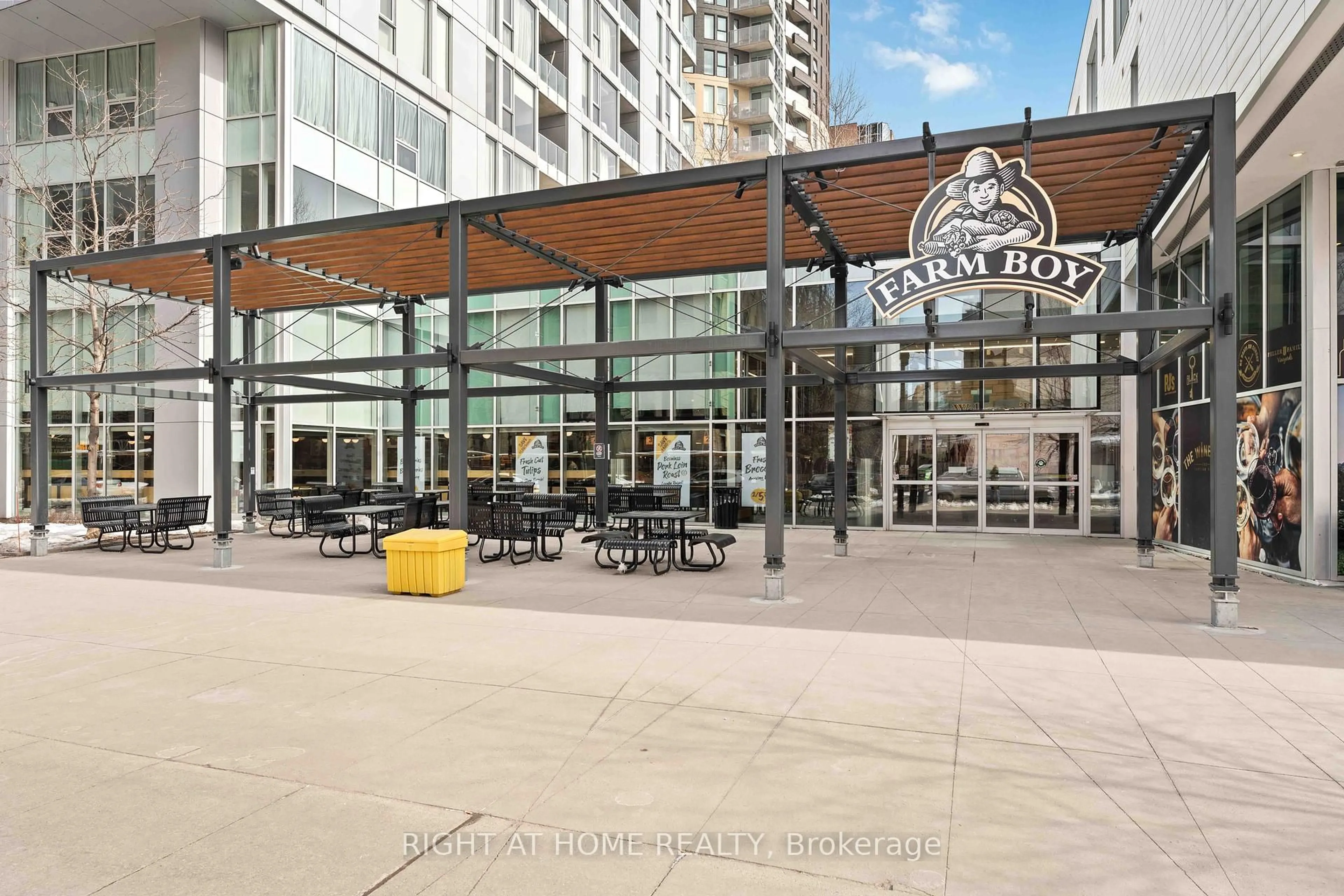 Patio, street for 40 Nepean St #1607, Ottawa Ontario K2P 0X5