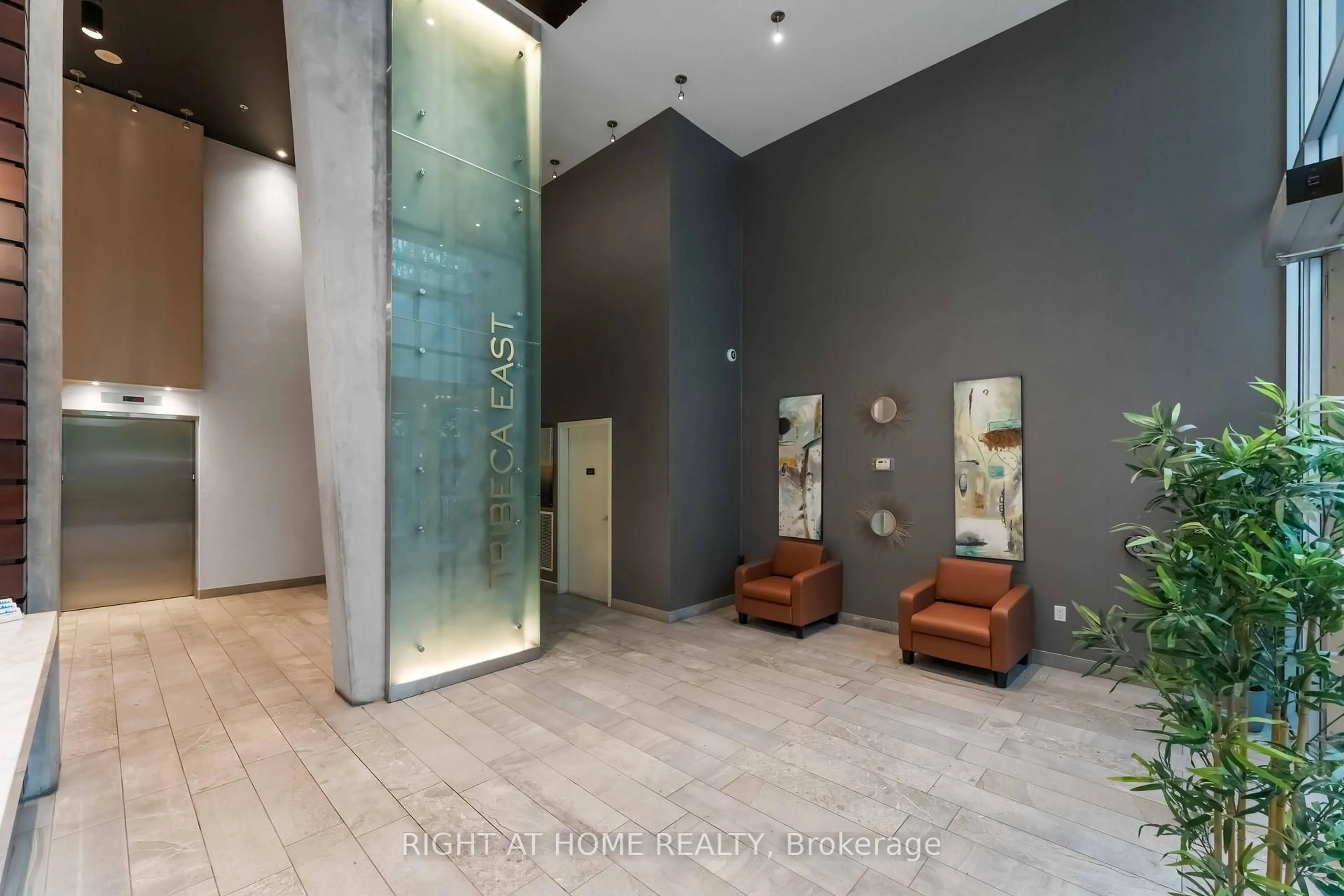 Indoor foyer for 40 Nepean St #1607, Ottawa Ontario K2P 0X5