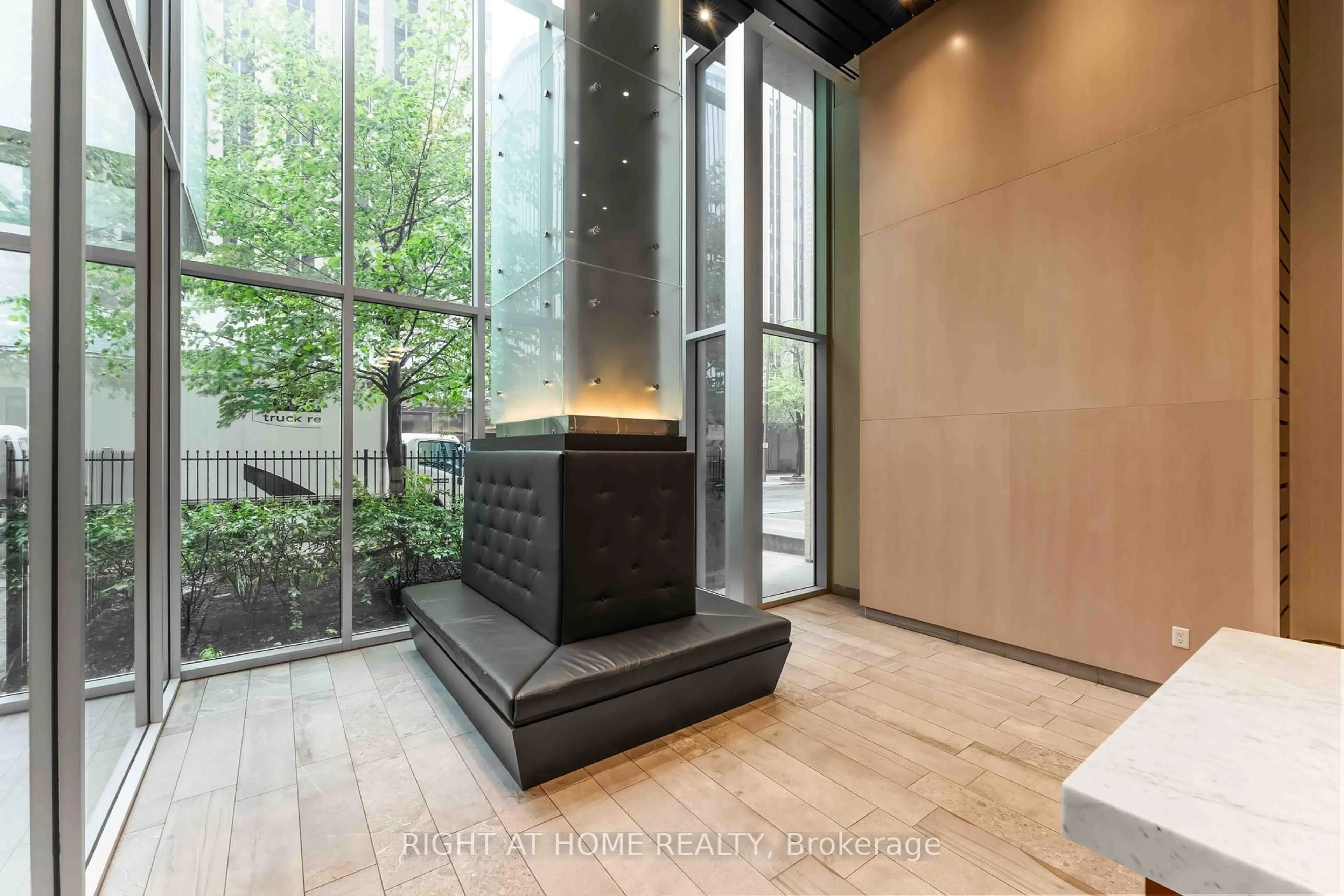 Indoor foyer for 40 Nepean St #1607, Ottawa Ontario K2P 0X5