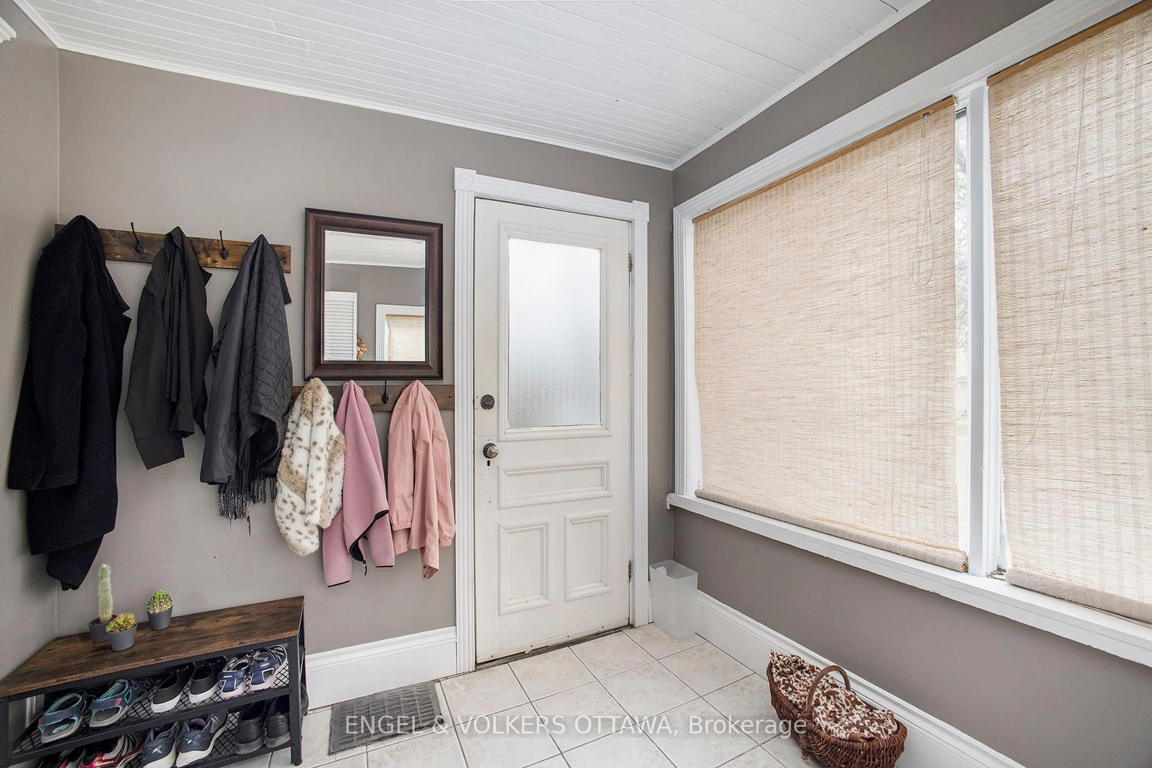 Indoor entryway for 290 Carleton Ave, Ottawa Ontario K1Y 0J6