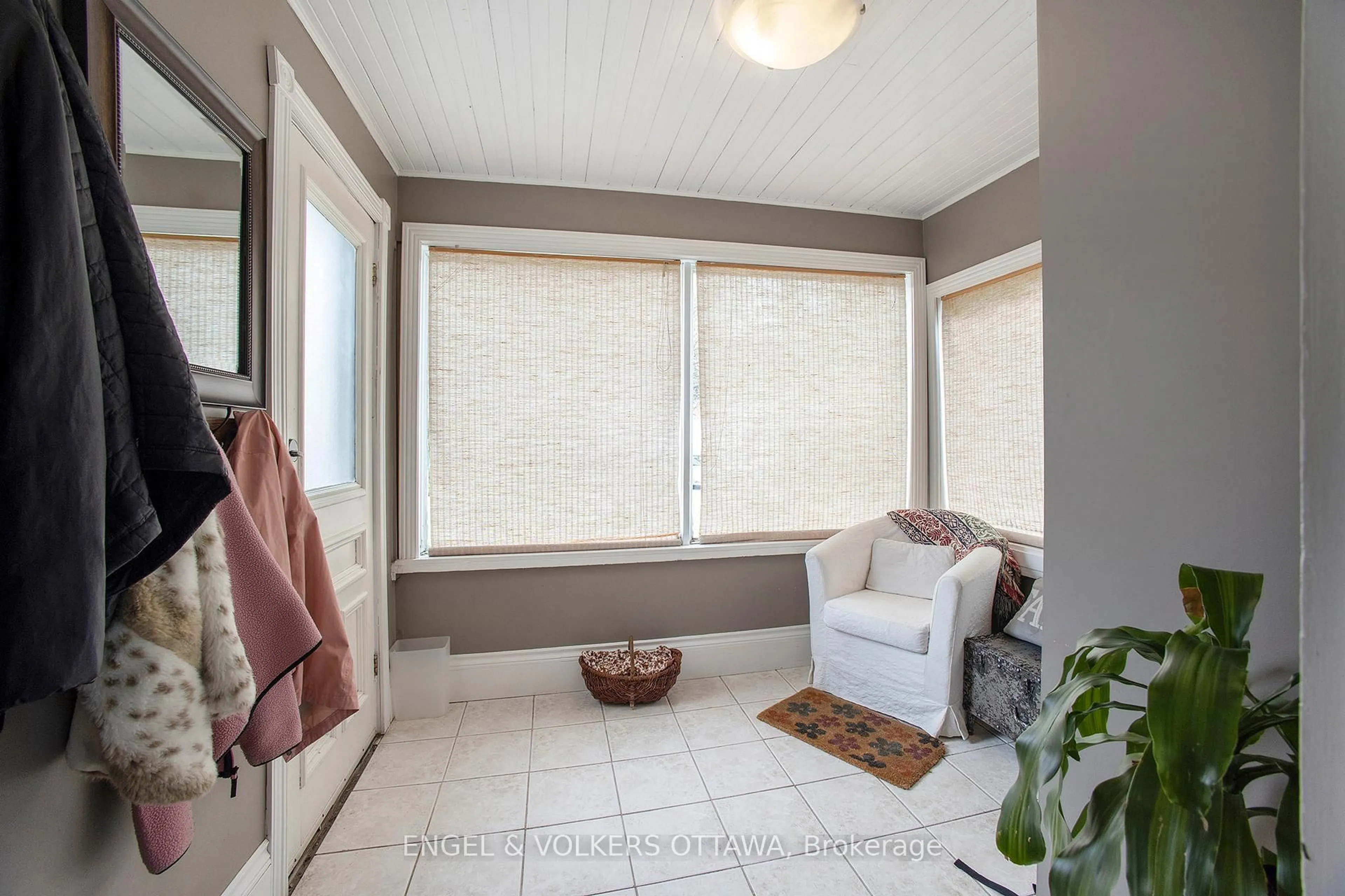 Indoor entryway for 290 Carleton Ave, Ottawa Ontario K1Y 0J6