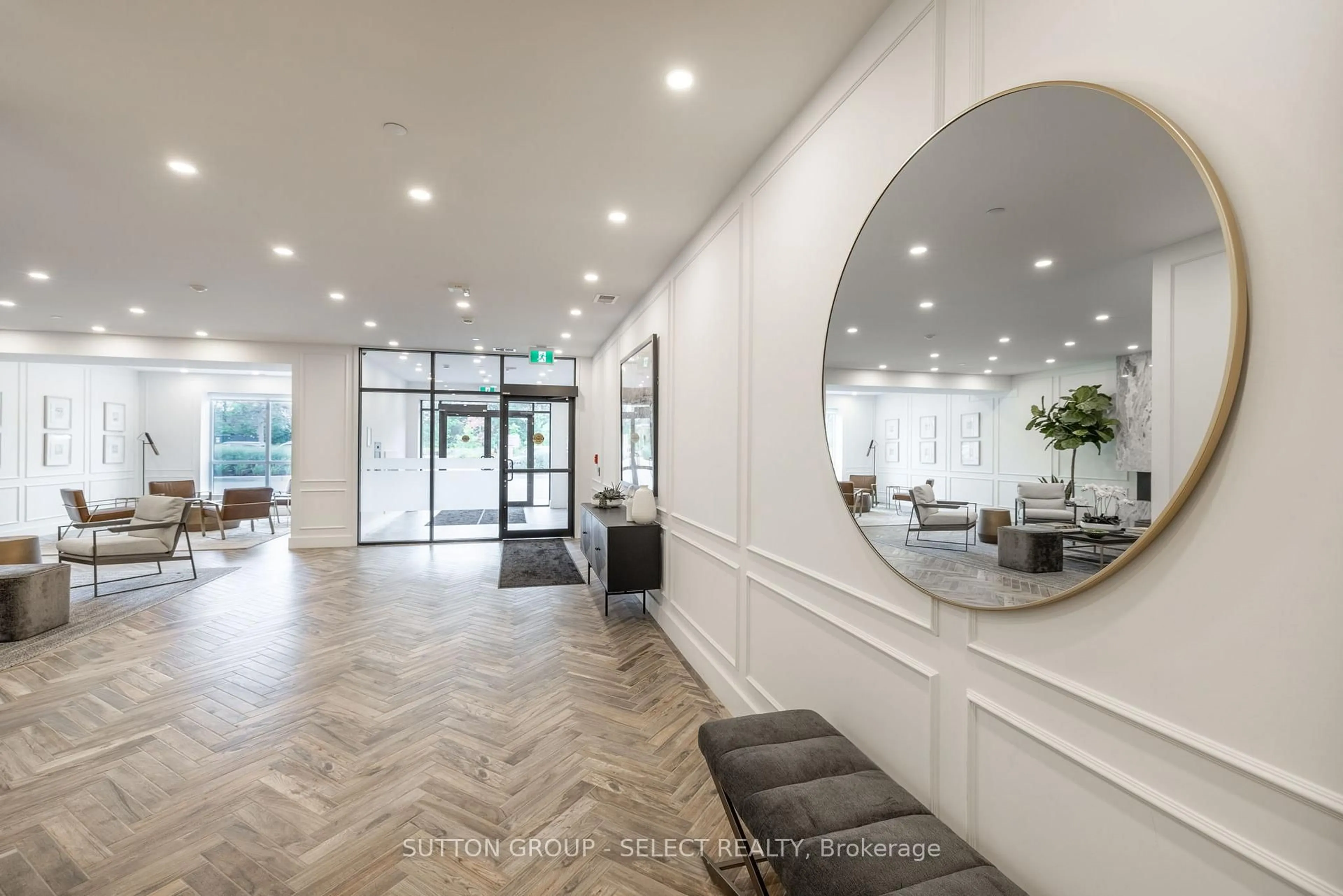 Indoor foyer for 480 Callaway Rd #510, London North Ontario N6G 0Z3