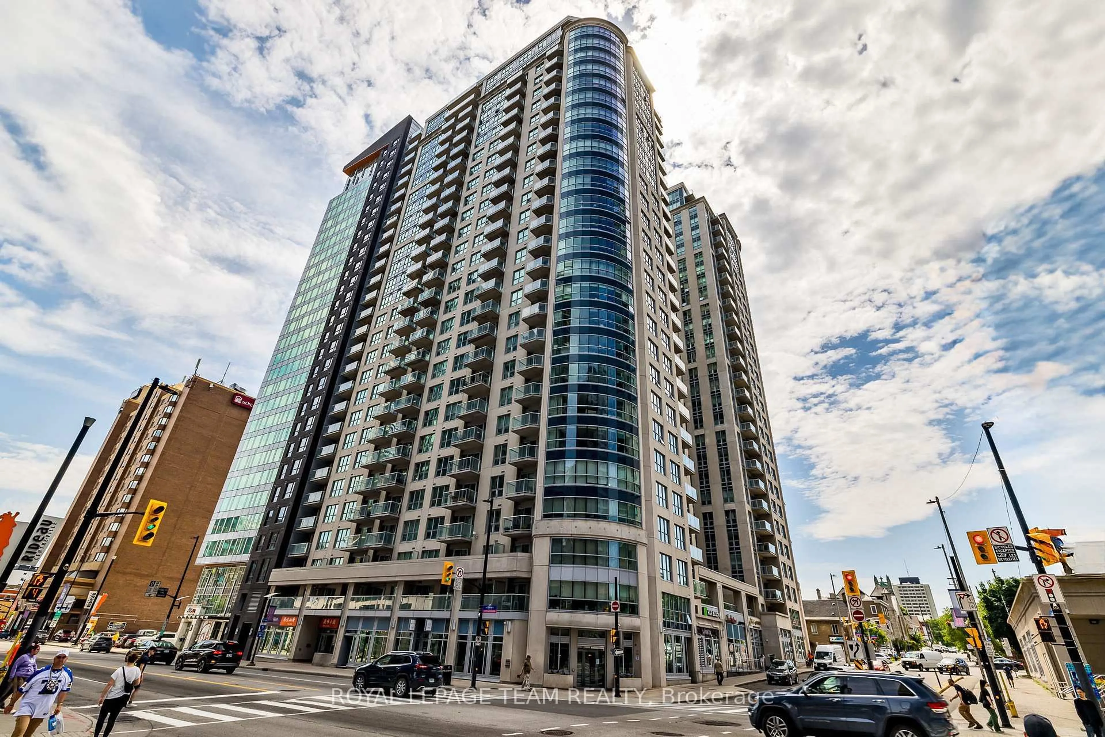 Indoor foyer for 242 Rideau St #1809, Ottawa Ontario K1N 0B7