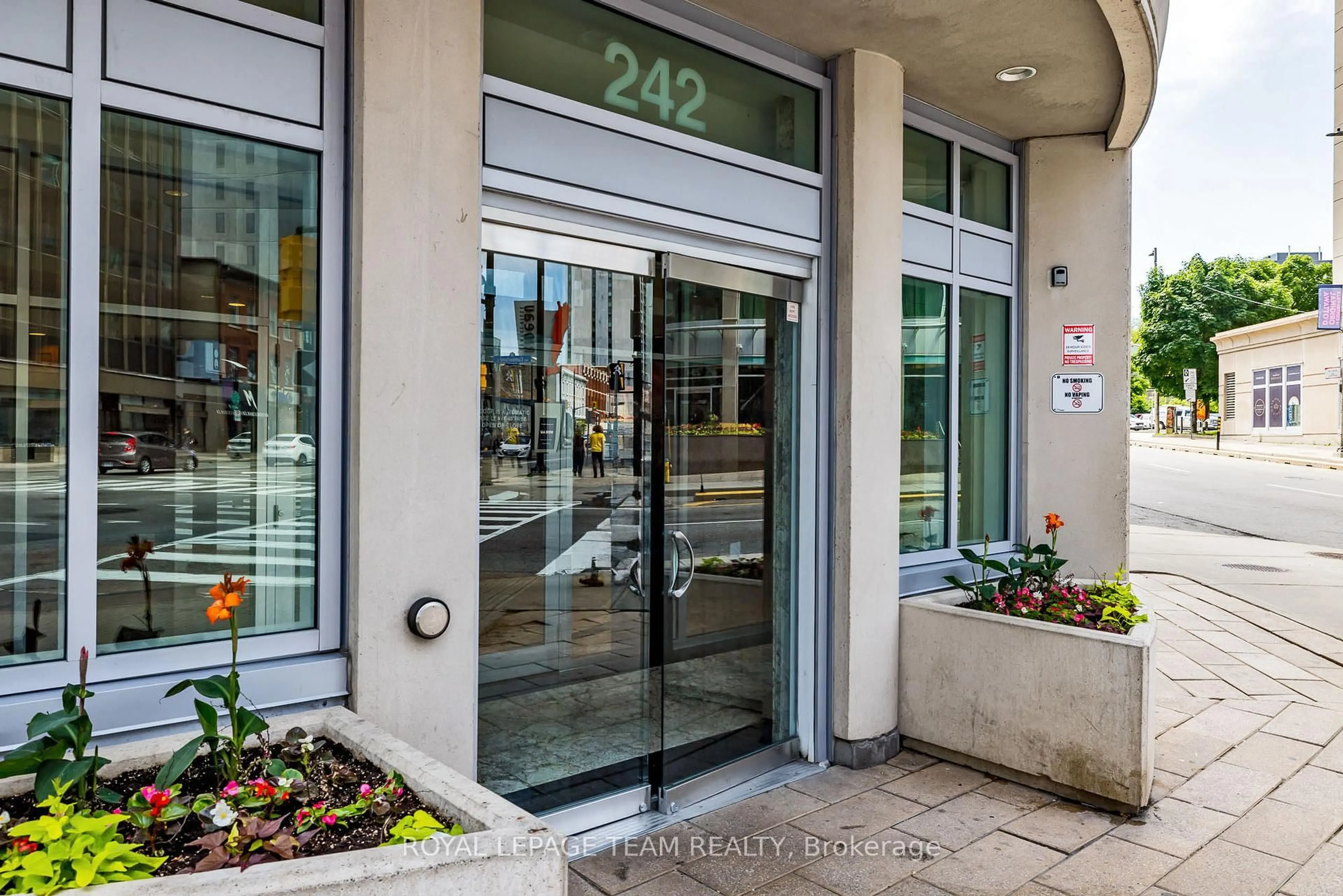 Indoor foyer for 242 Rideau St #1809, Ottawa Ontario K1N 0B7